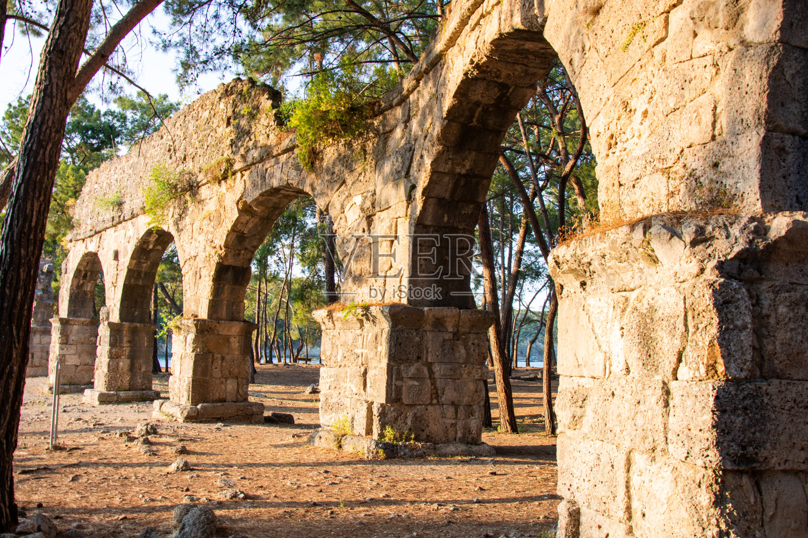 希腊古城Phaselis。土耳其安塔利亚Kemer附近的海岸。照片摄影图片