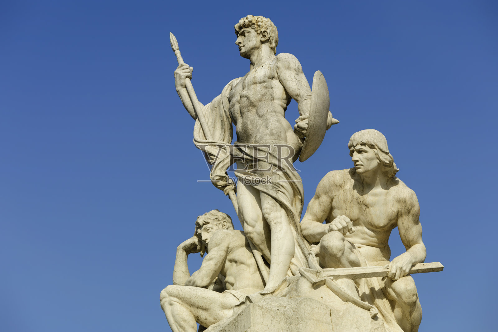 罗马士兵的雕像与矛和盾照片摄影图片