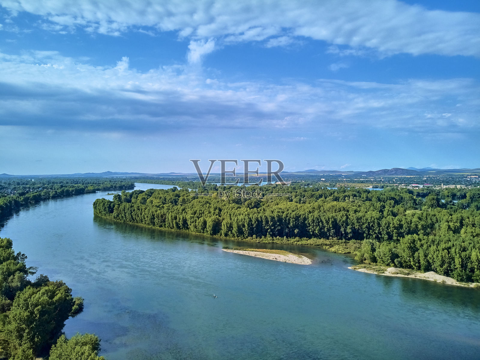 在乌斯特-卡梅诺戈尔斯克(Oskemen)的额尔齐斯河和乌尔巴河交汇处的美丽全景无人机拍摄照片摄影图片