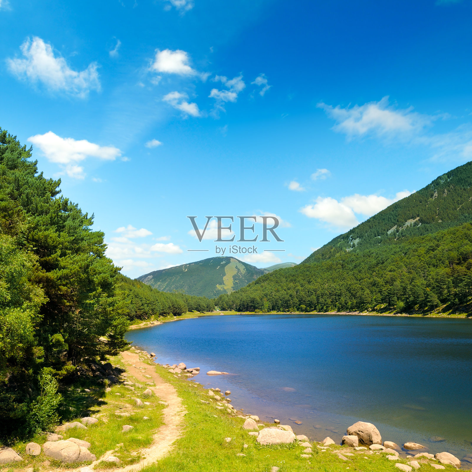 如画的湖，群山和蓝天。这个概念就是旅行。照片摄影图片