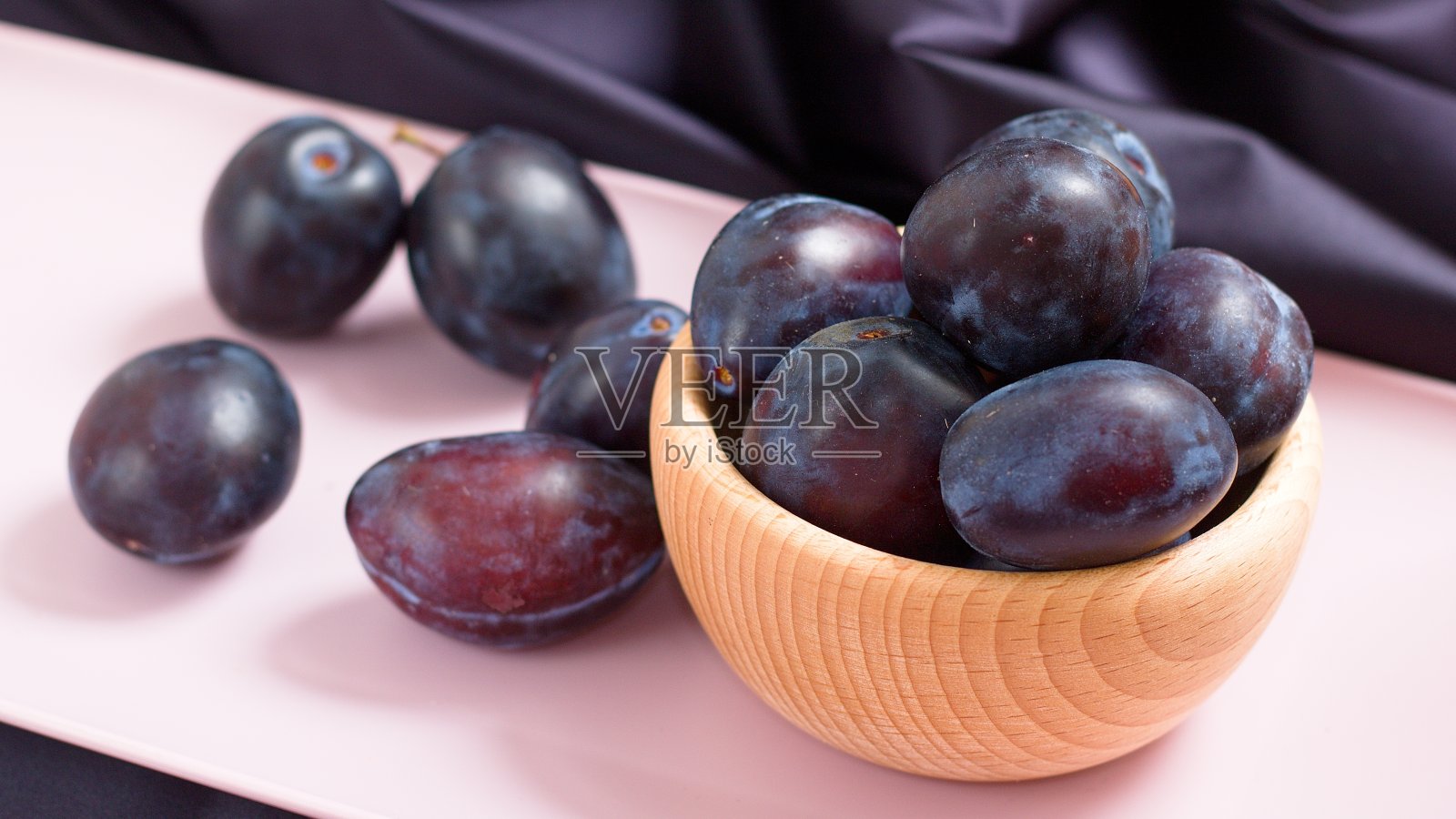 木碗里的李子照片摄影图片