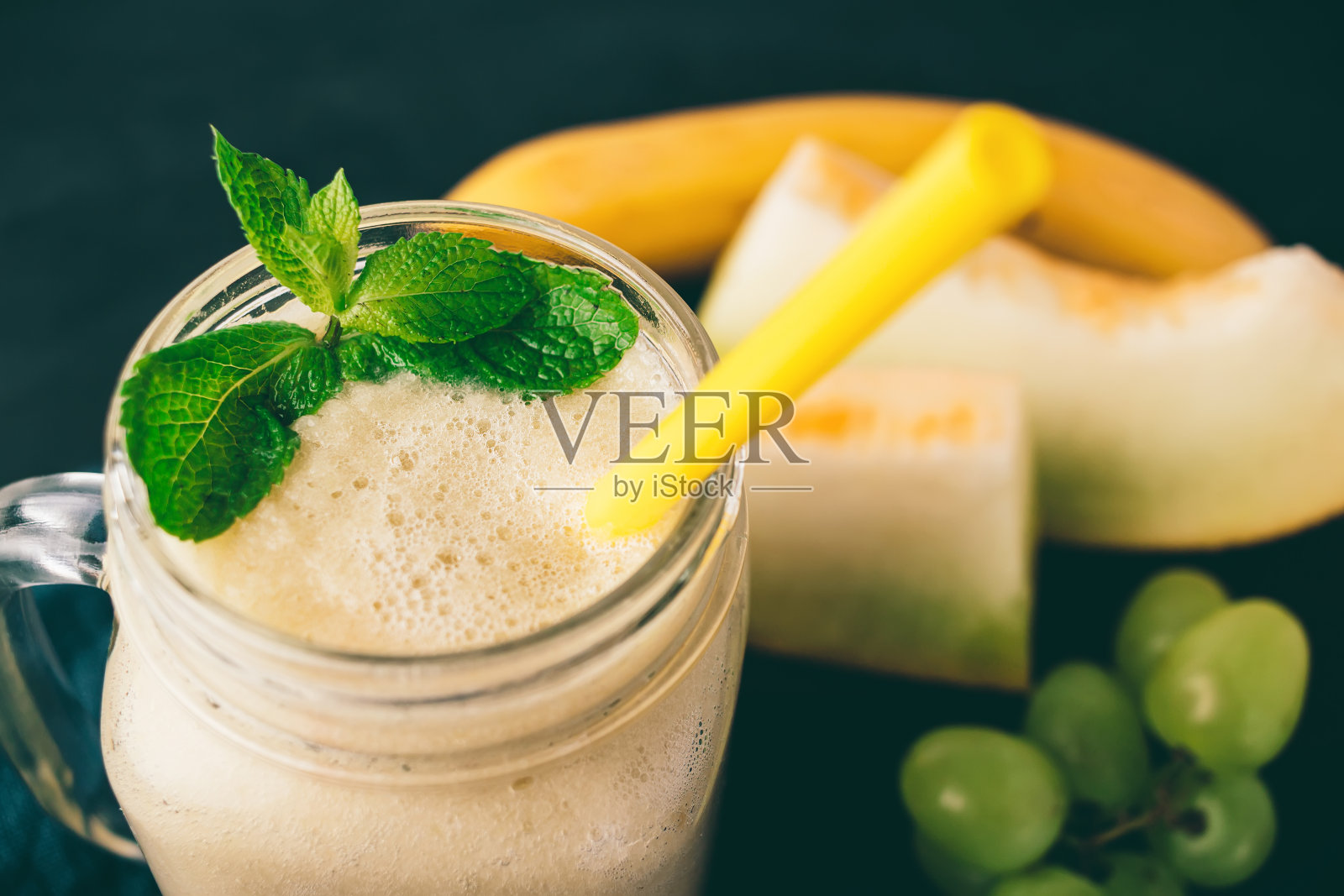 用新鲜薄荷叶、香蕉和葡萄制作的冰沙照片摄影图片