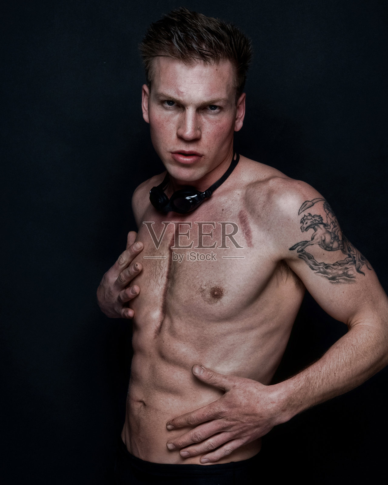 英俊的男性游泳者在黑色的背景照片摄影图片