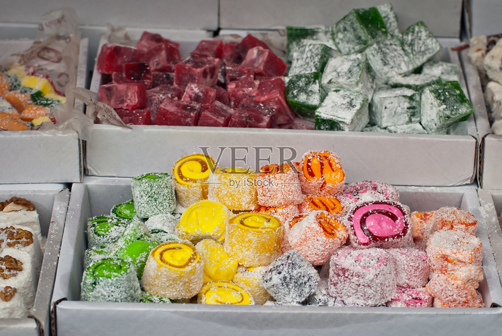 集市上出售土耳其国糖。五颜六色的亚洲甜点堆放在桌子上。拉哈特洛肯在音乐节上大量出售。照片摄影图片