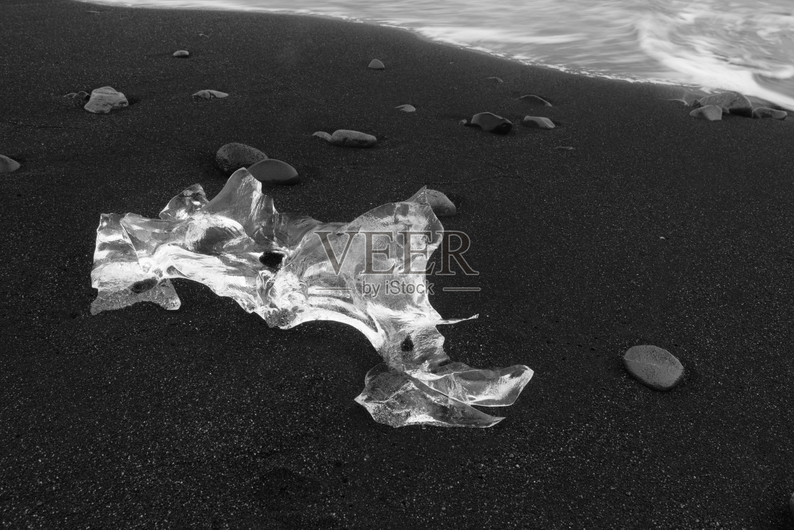 冰岛钻石海滩上的黑沙上的冰照片摄影图片