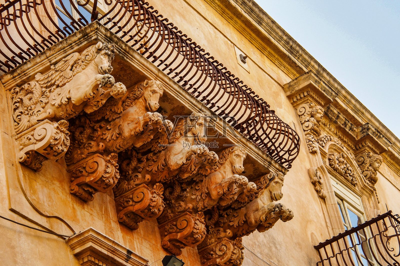 意大利西西里岛诺托的尼古拉奇大道巴洛克风格的阳台照片摄影图片