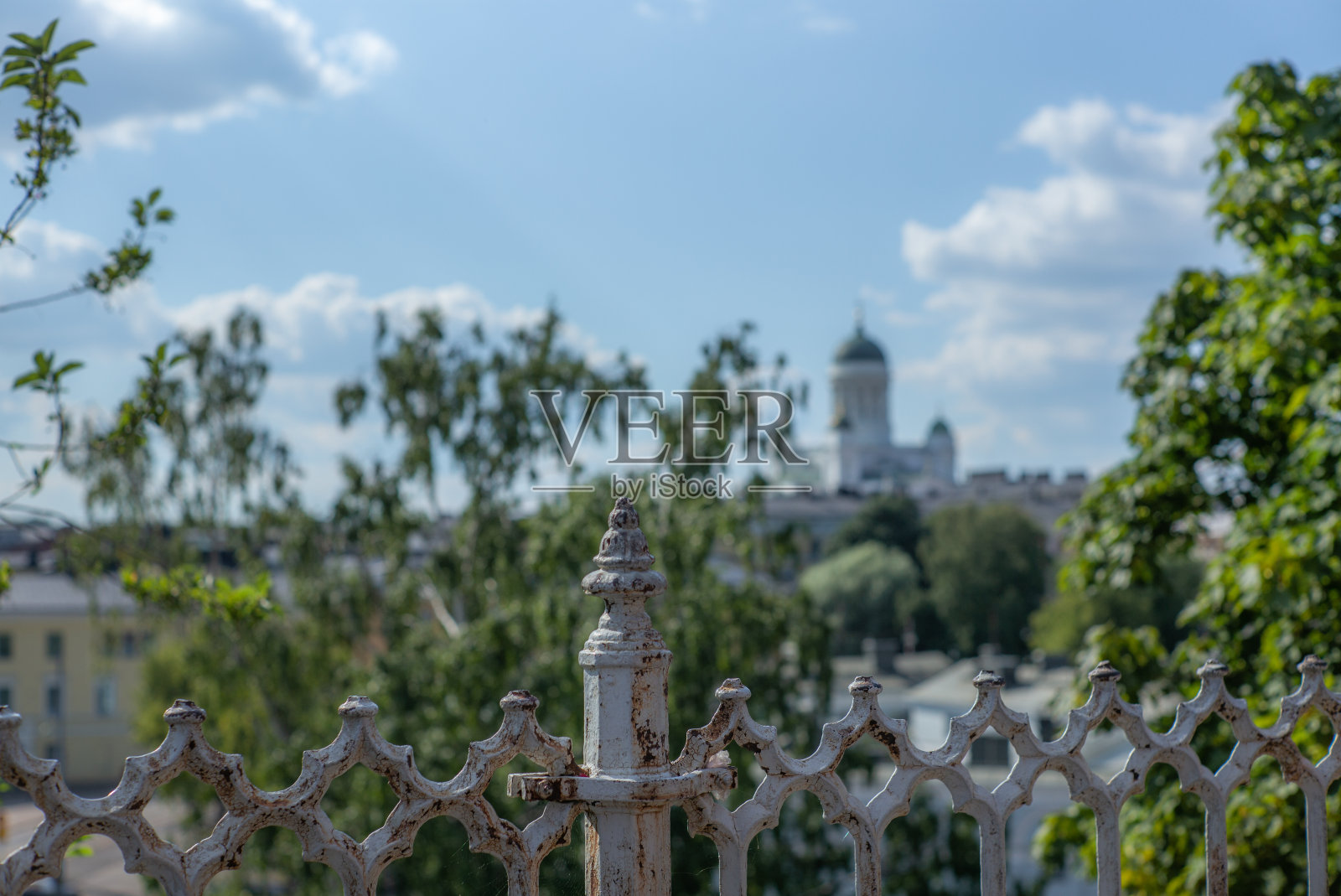 夏天从远处看白色的赫尔辛基大教堂照片摄影图片