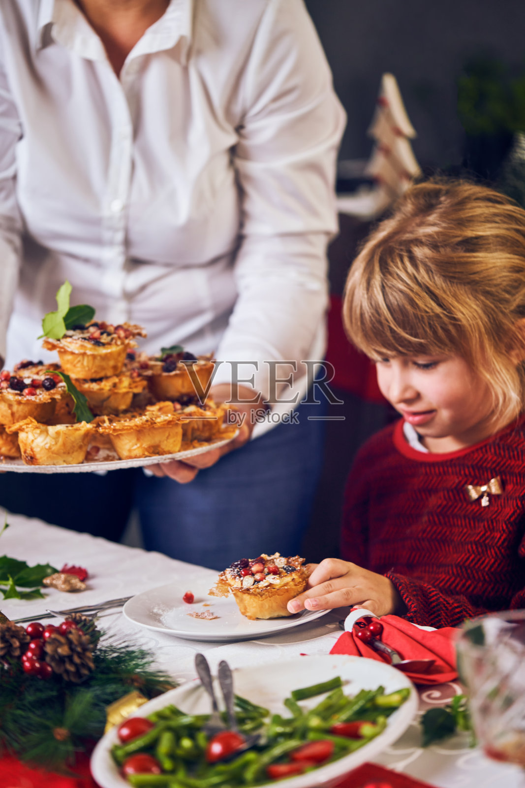 圣诞晚餐上釉的节日火腿与丁香，蔬菜，碎派和蛋酒橙松糕照片摄影图片