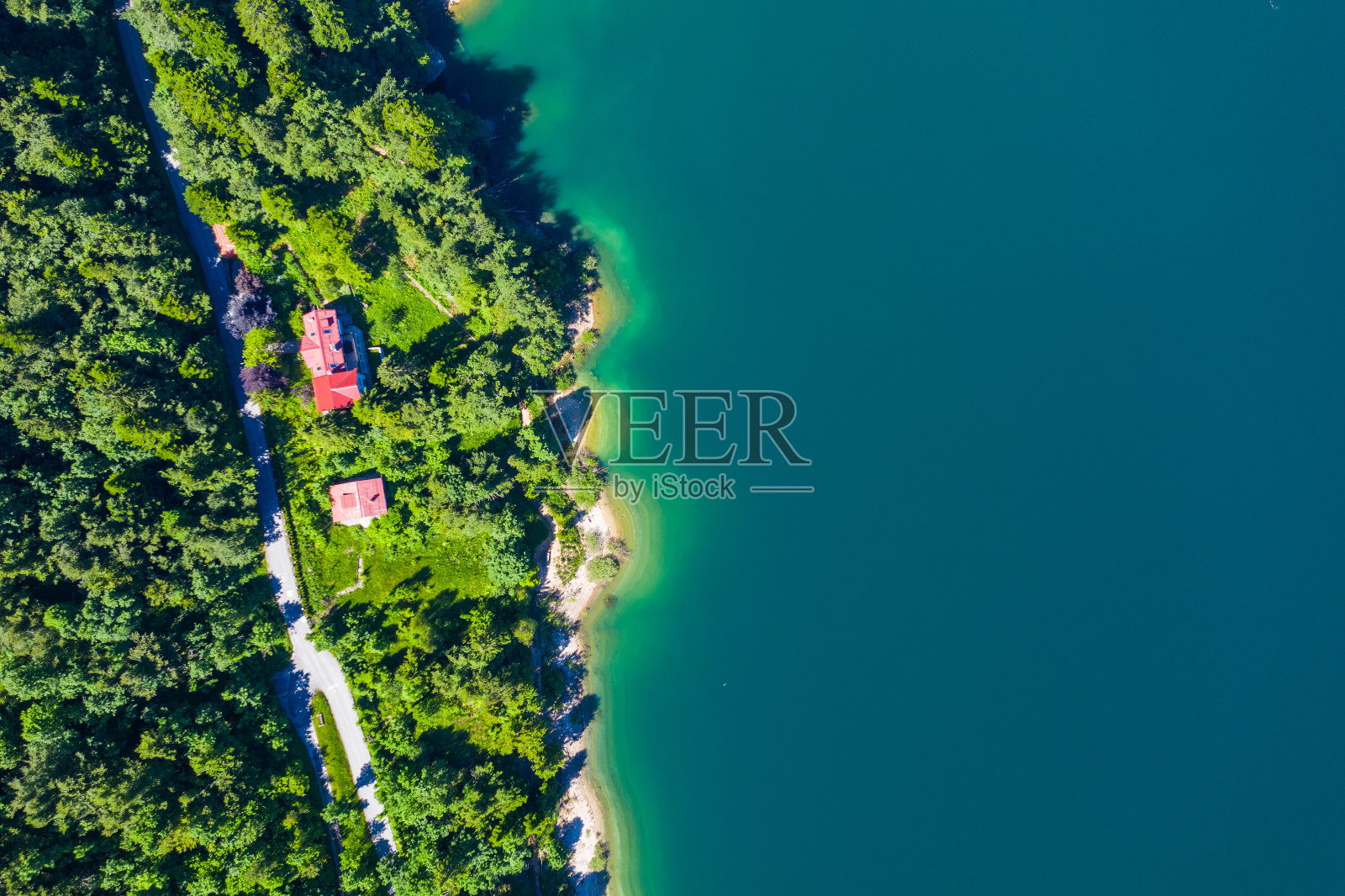 克罗地亚，Lokvarsko湖，无人机飞过Gorski kotar美丽的山景照片摄影图片