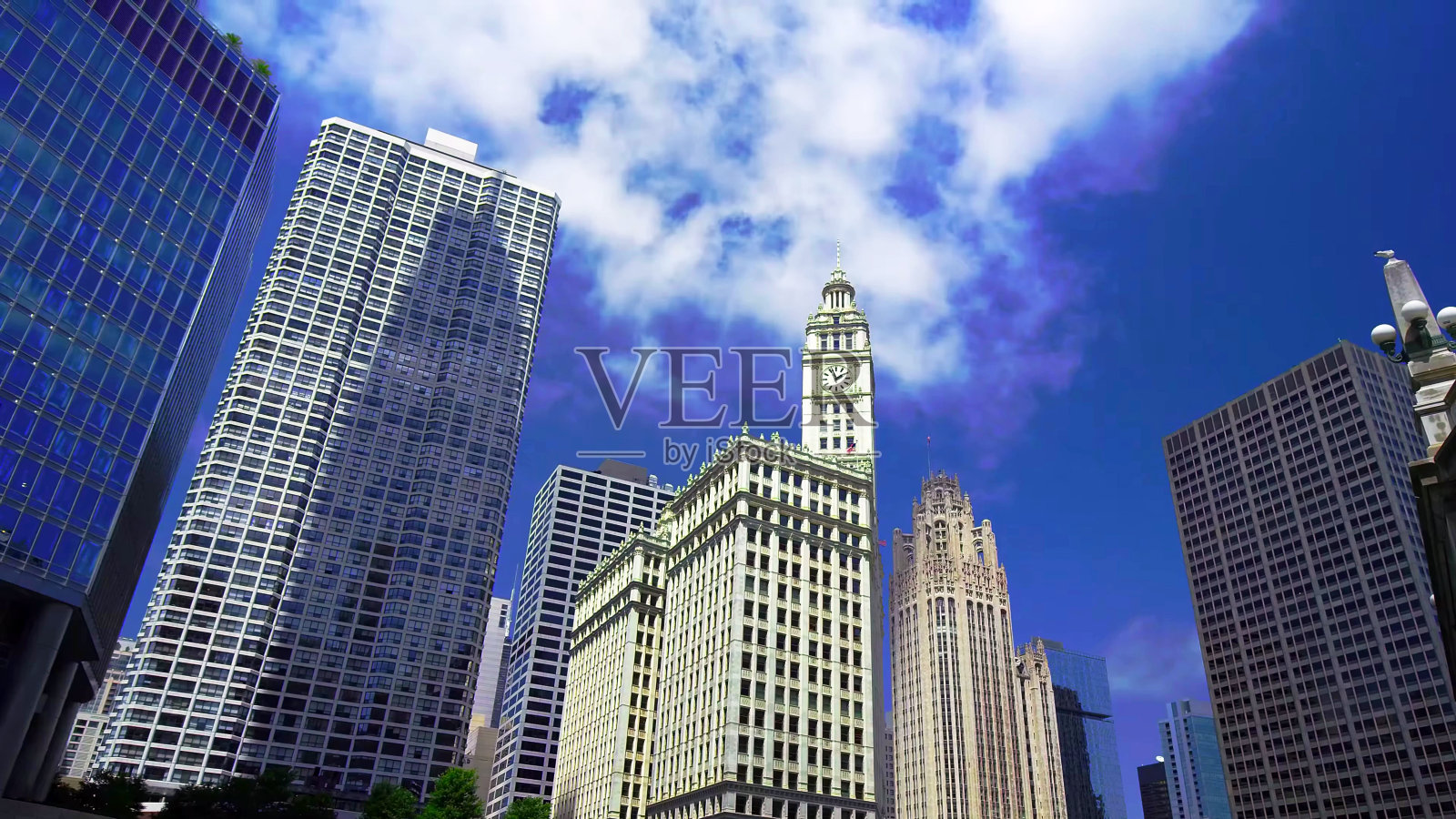 市中心有高大的摩天大楼照片摄影图片