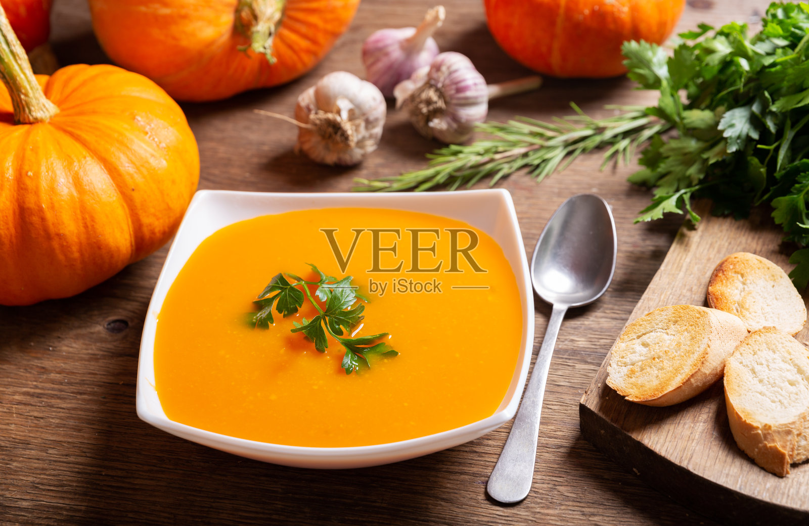 一碗南瓜汤，里面有烹饪的原料照片摄影图片