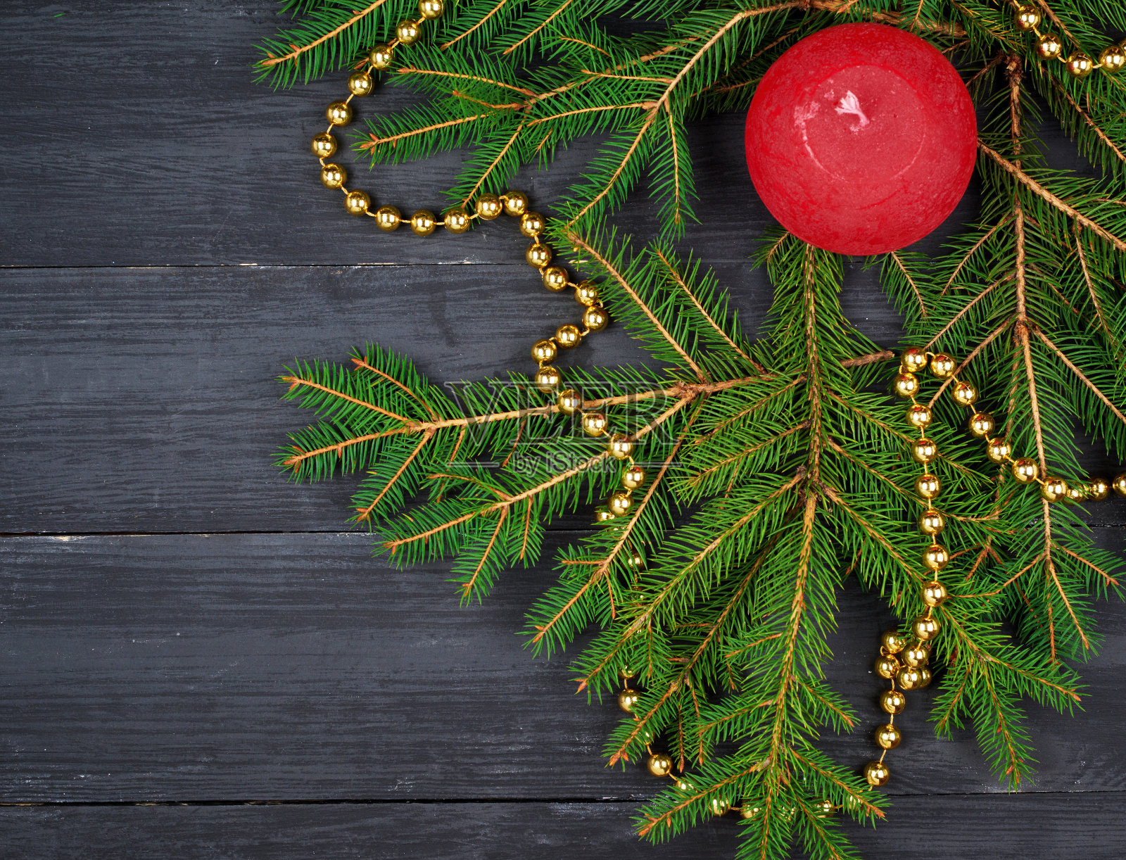 绿色的云杉枝和圣诞的红烛照片摄影图片