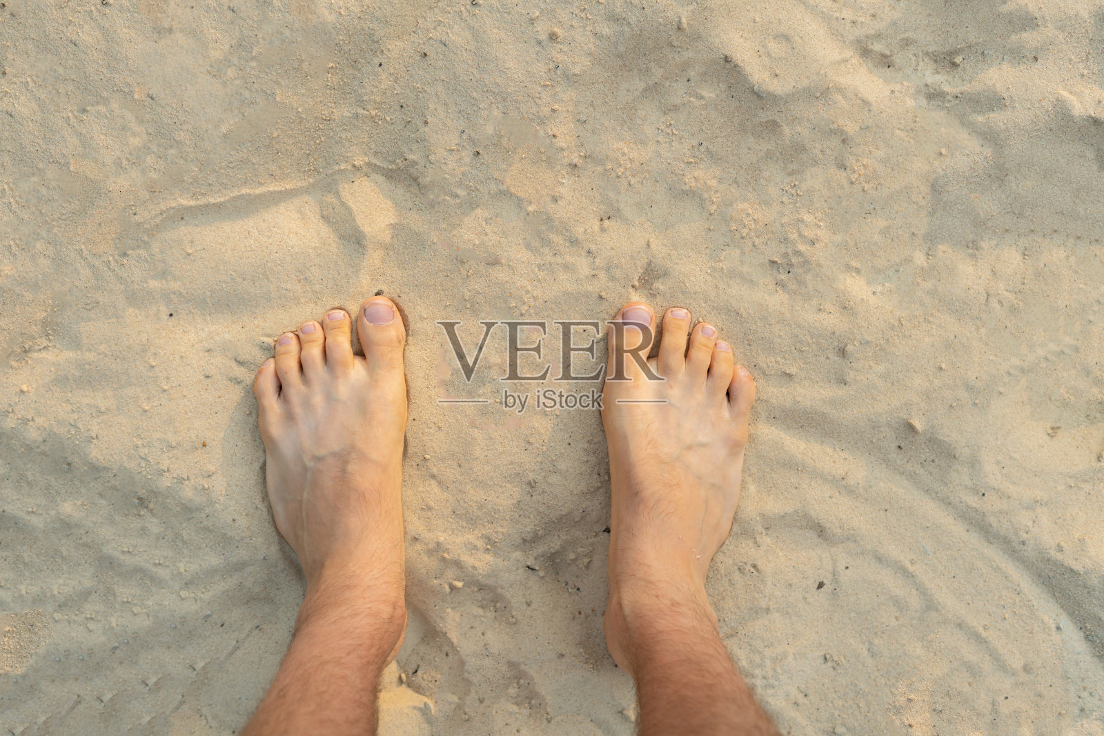 男人们光着脚走在沙滩上，练习健康瑜伽的理念照片摄影图片