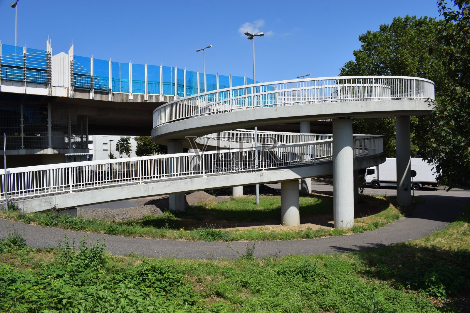 在人行天桥照片摄影图片