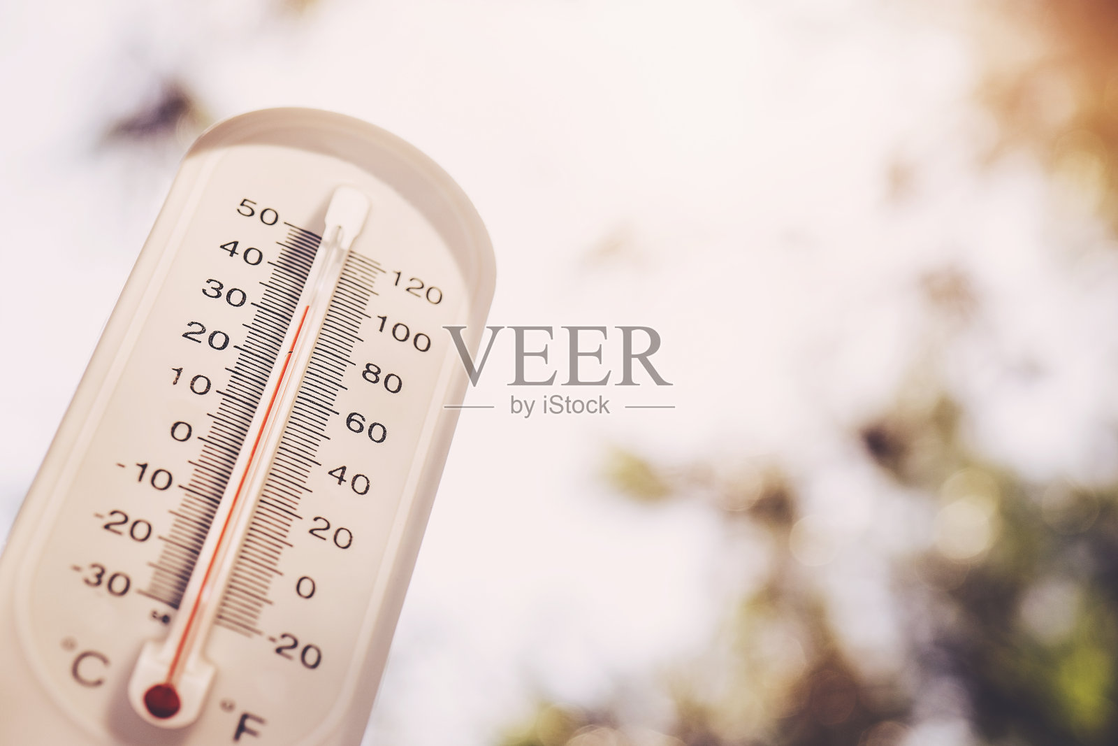 热，温度计显示温度是热的天空，夏天照片摄影图片