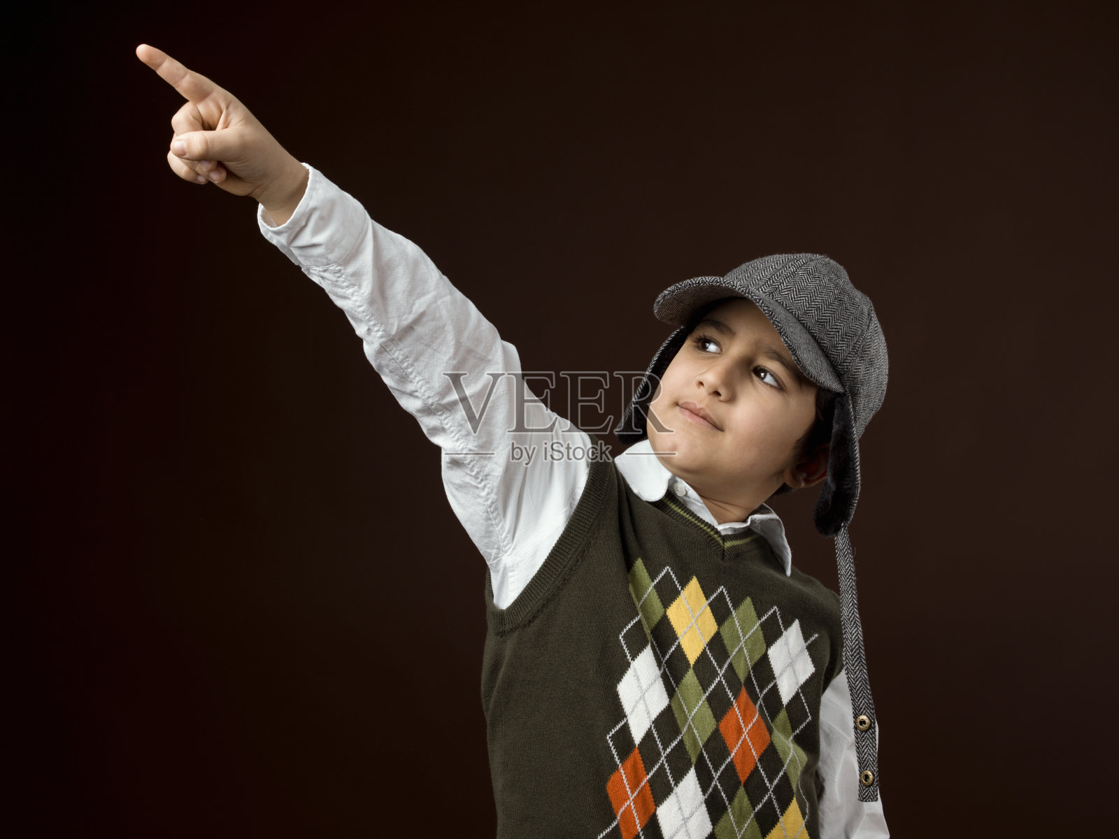 小男孩在用老式电影摄影机照片摄影图片