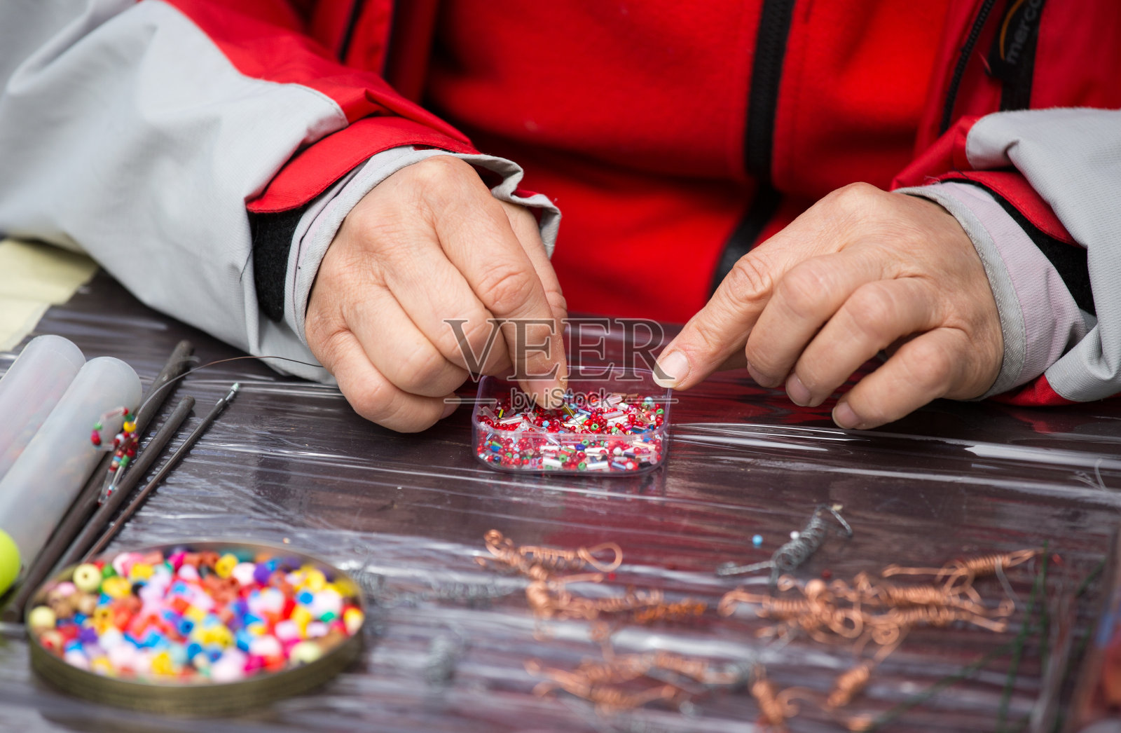 用床做项链的女人照片摄影图片