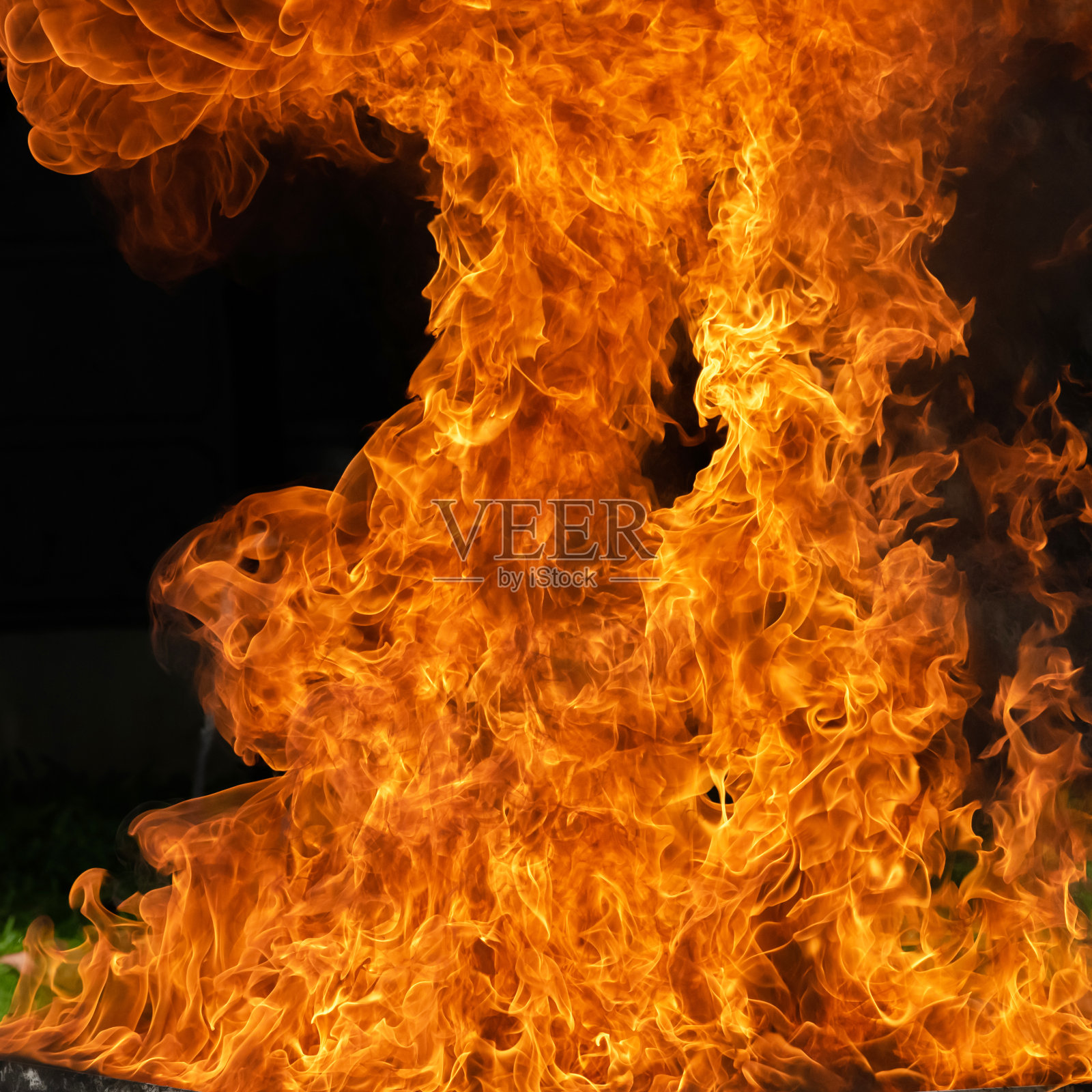 燃烧的火焰用燃油燃烧，汽油燃烧起来照片摄影图片