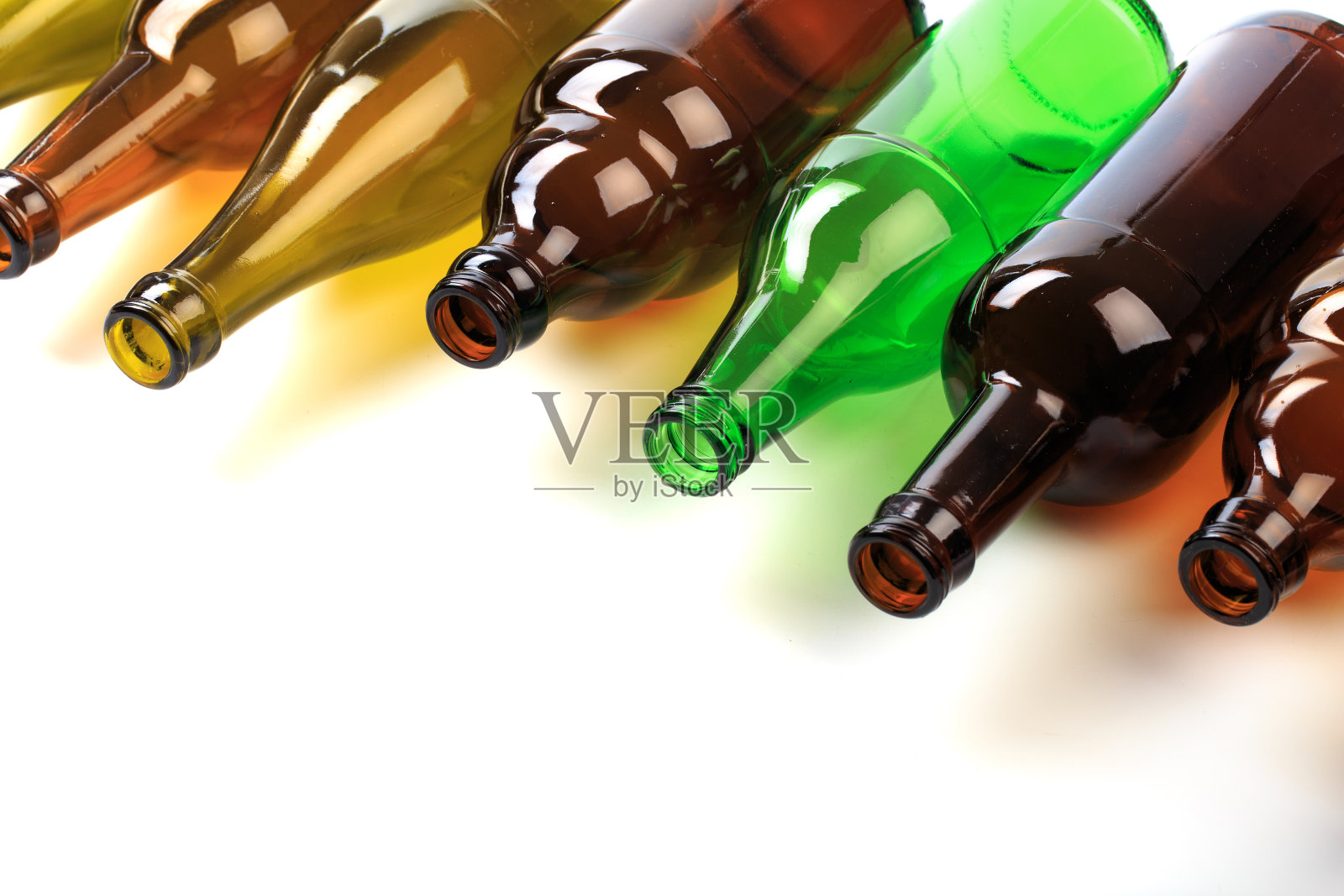 白色背景上的空啤酒瓶照片摄影图片