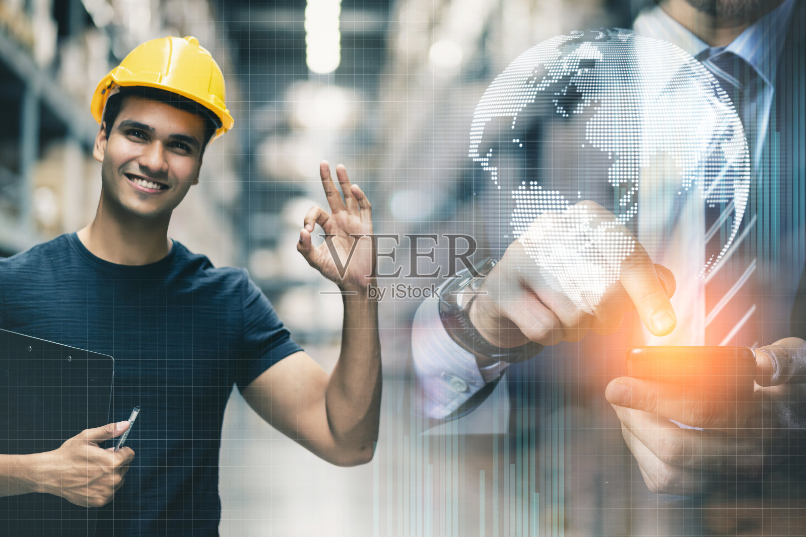 聪明的印度工程师男人戴着安全帽检查和纸板库存产品管理在工厂仓库与商人手接触智能手机物流理念照片摄影图片