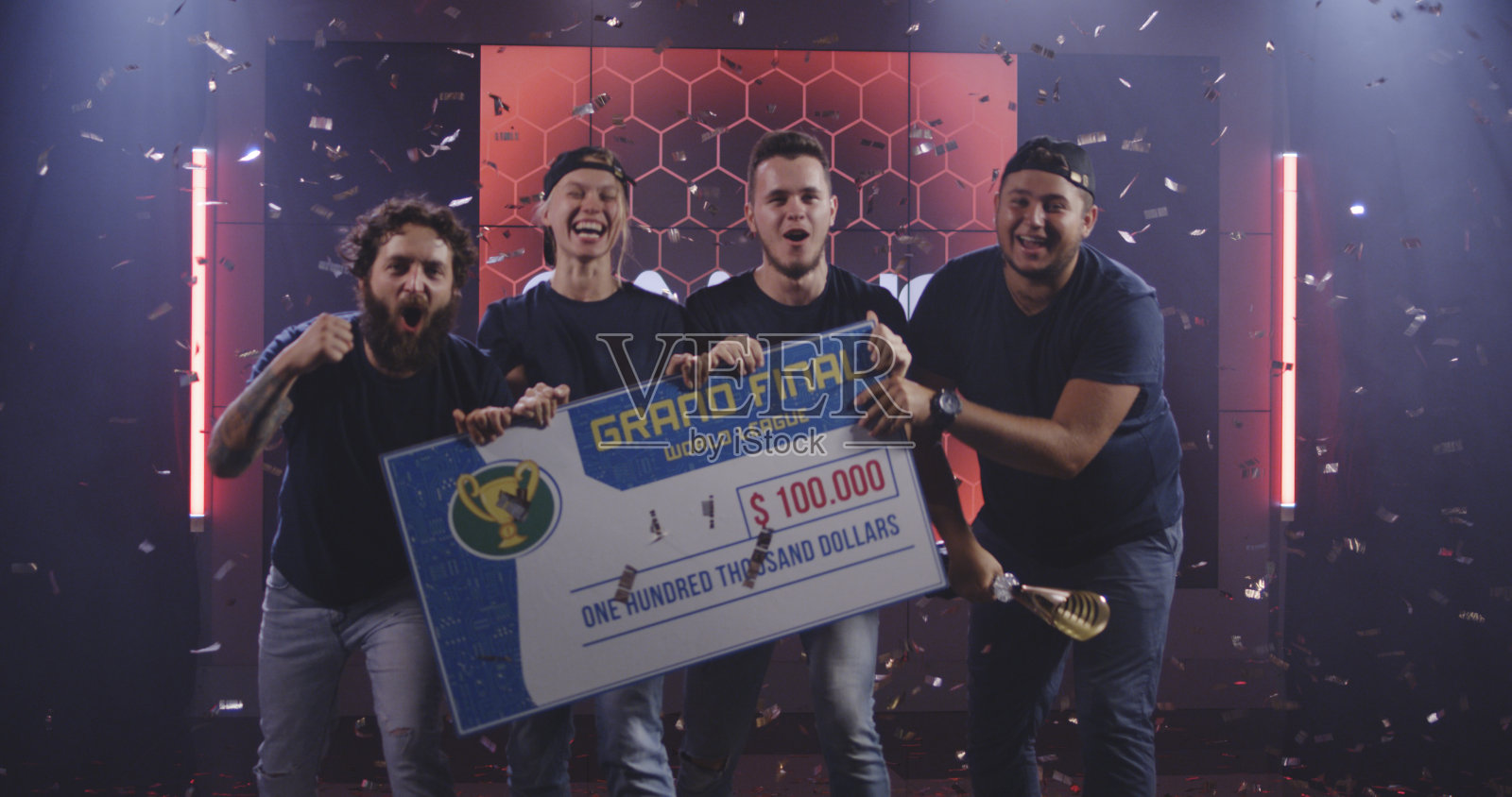 游戏锦标赛团队庆祝他们的胜利照片摄影图片