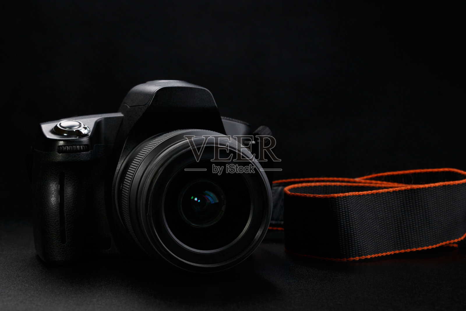 黑色背景的专业数码单反相机照片摄影图片