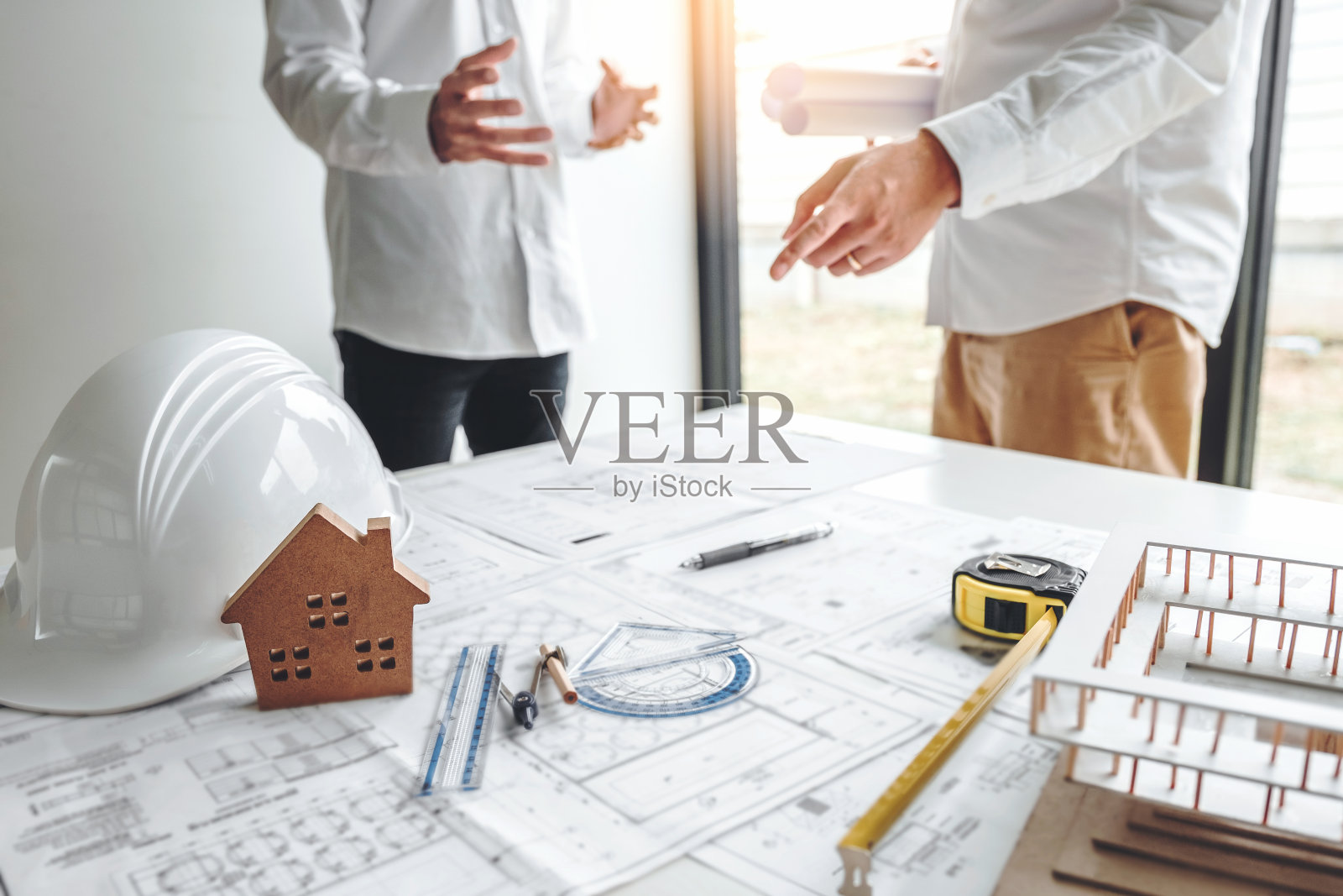 团队工程师为工作场所的建筑项目绘制平面规划和会议照片摄影图片