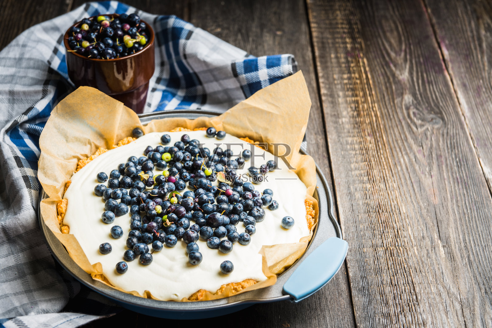 新鲜的奶酪蛋糕与野生蓝莓在乡村背景照片摄影图片
