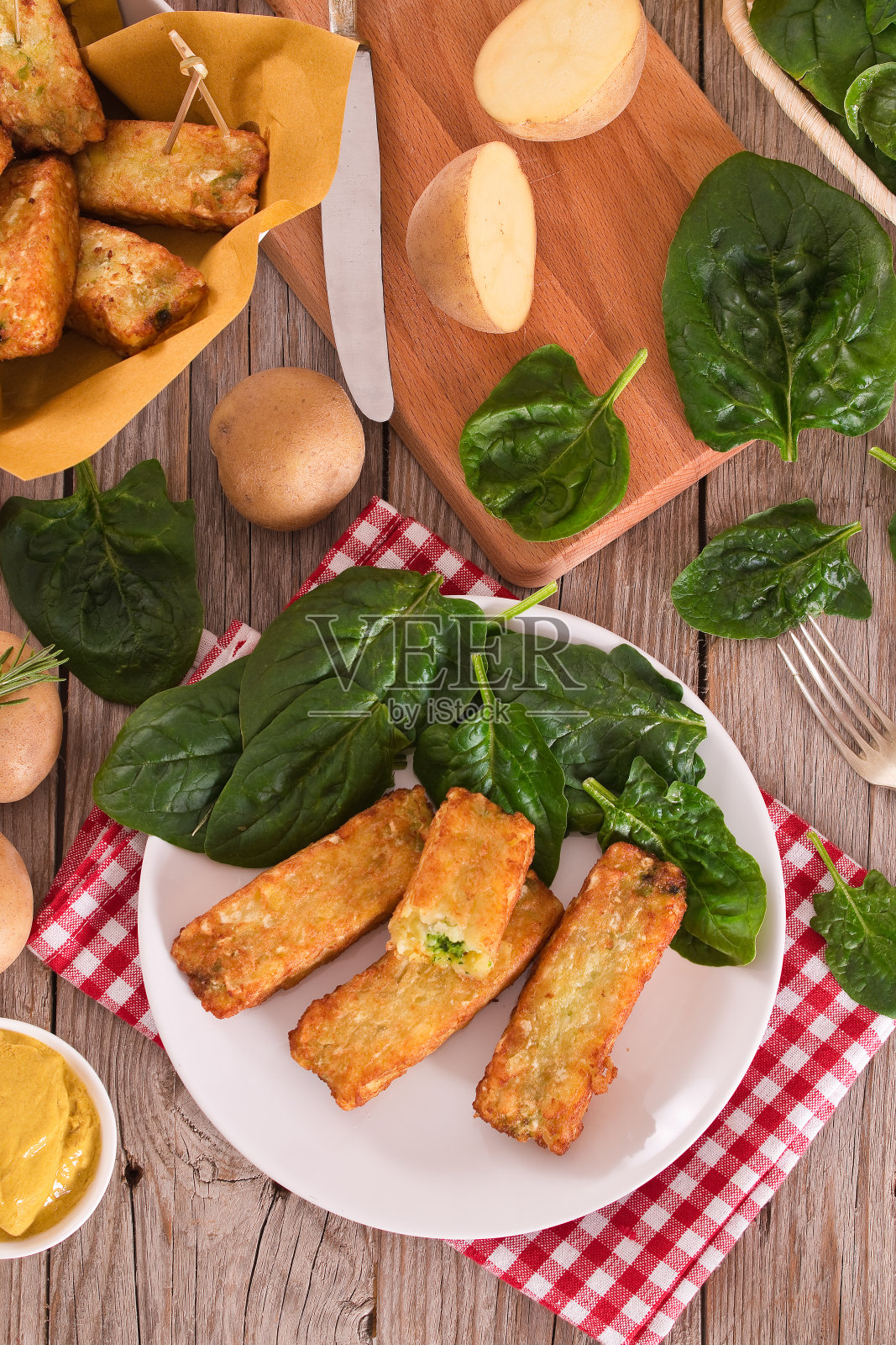 菠菜马苏里拉土豆饼。照片摄影图片