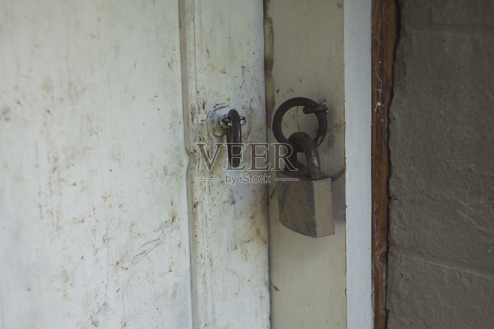 老锁在木门上照片摄影图片