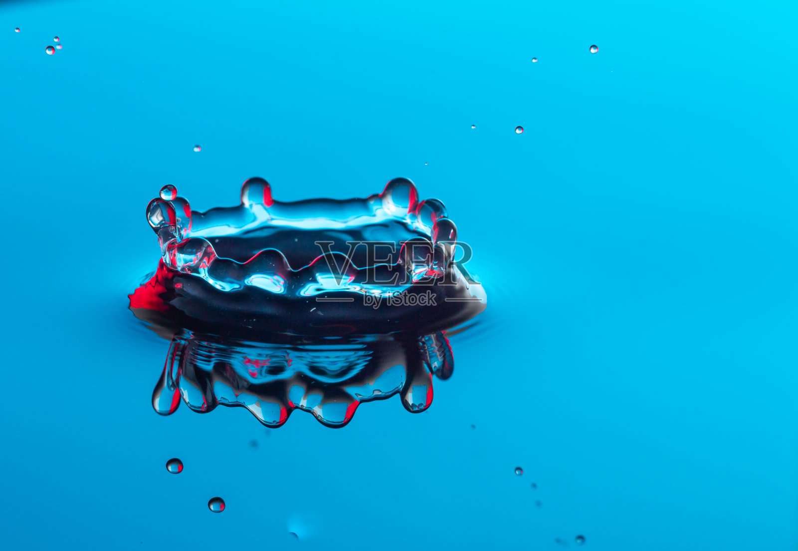 水滴飞溅撞击。照片摄影图片