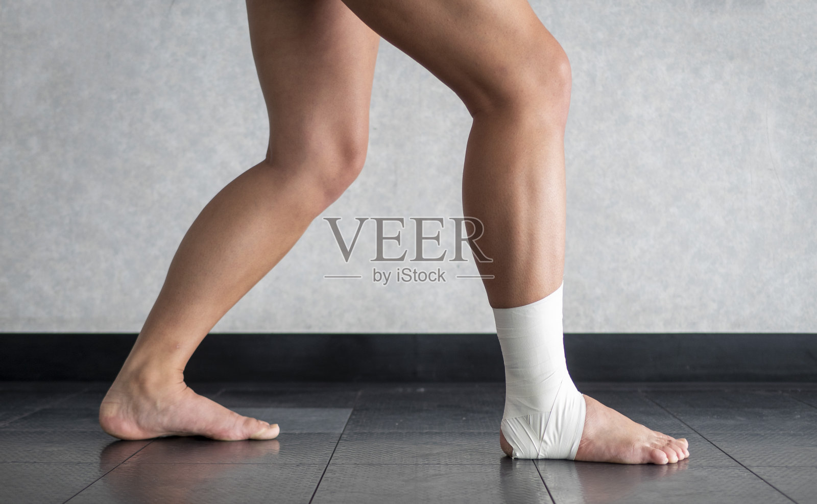 运动员用脚踝胶带做小腿伸展运动照片摄影图片