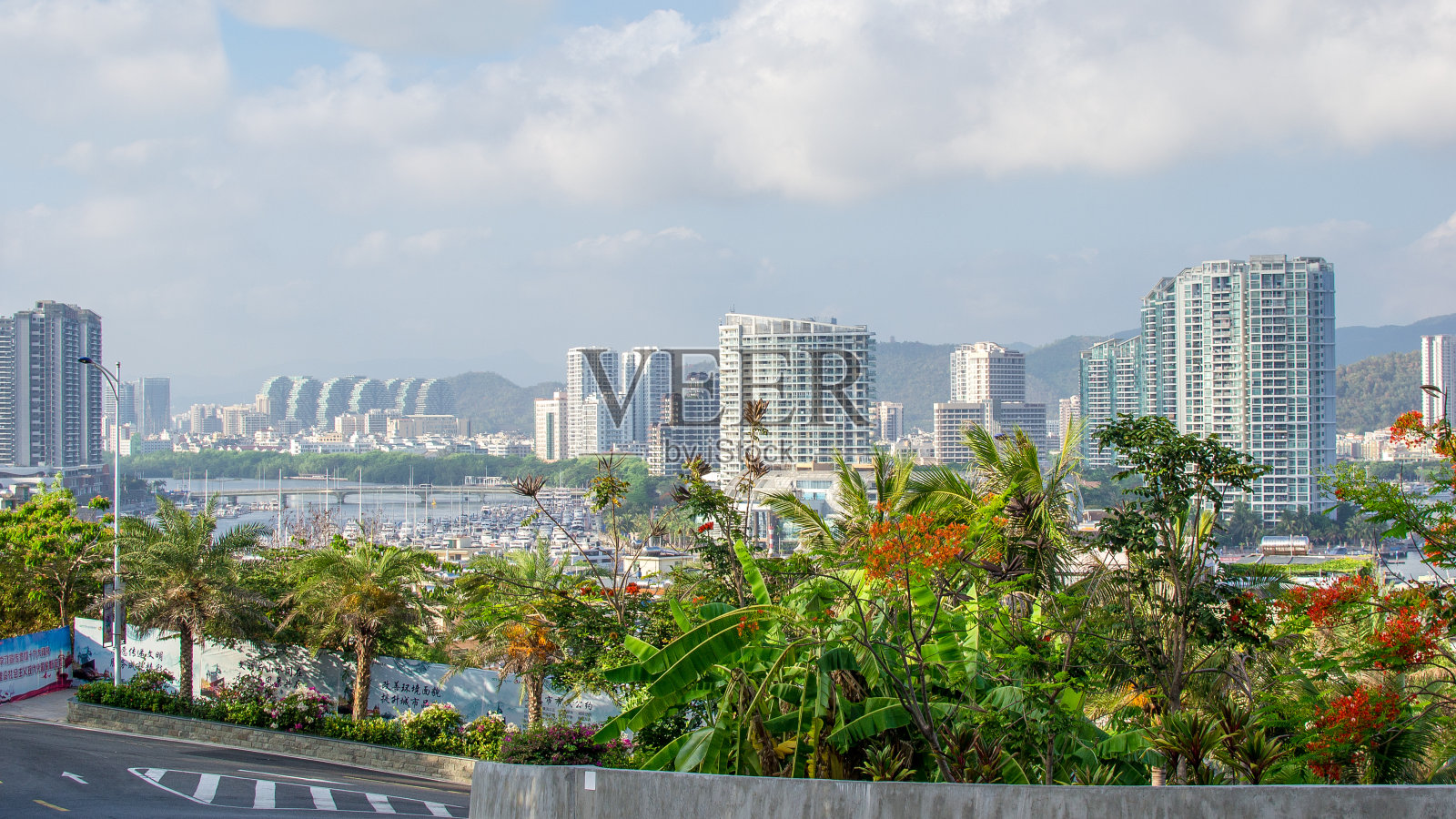 从高处俯瞰三亚的一个地区。中国城市景观。照片摄影图片