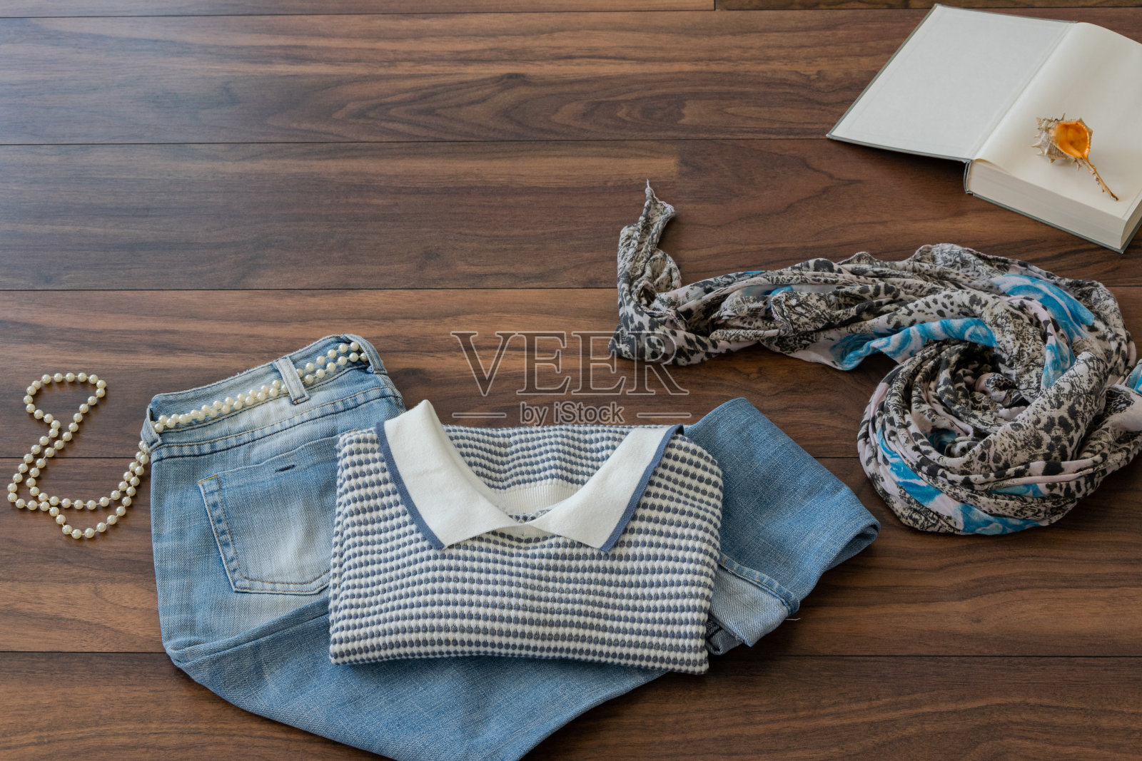 休闲时尚的女性服装。每个女人的衣服照片摄影图片