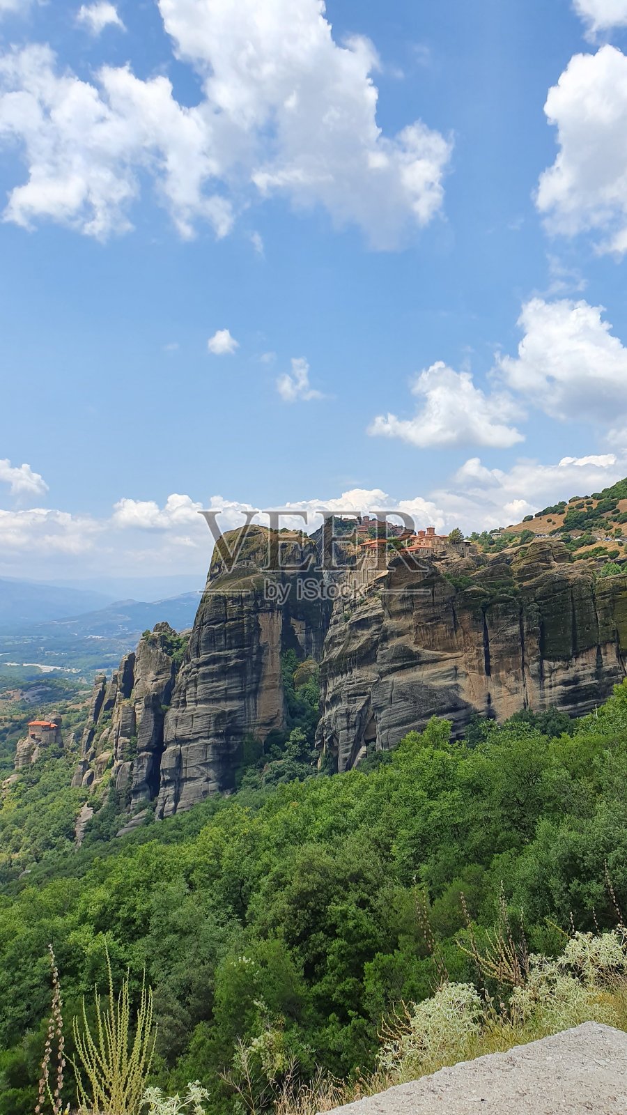 希腊迈特拉悬崖上的标志性修道院照片摄影图片