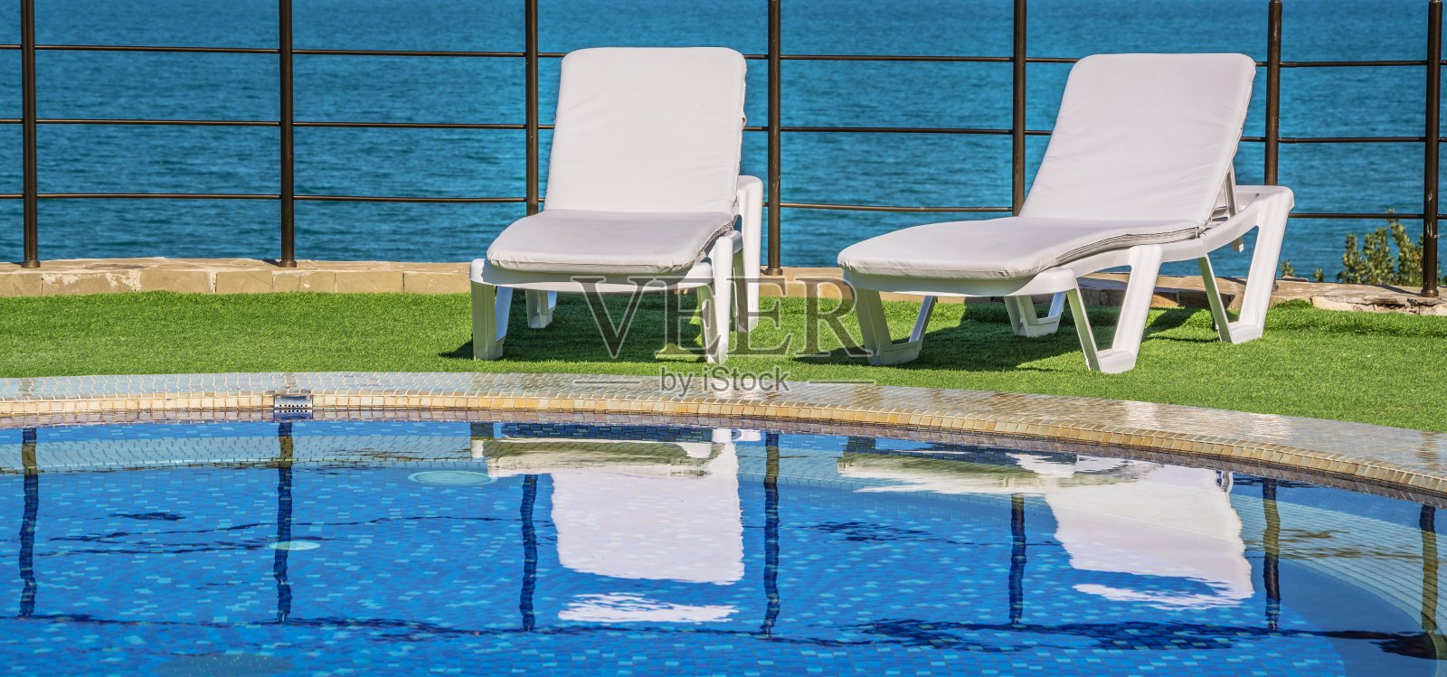 附近的游泳池照片摄影图片