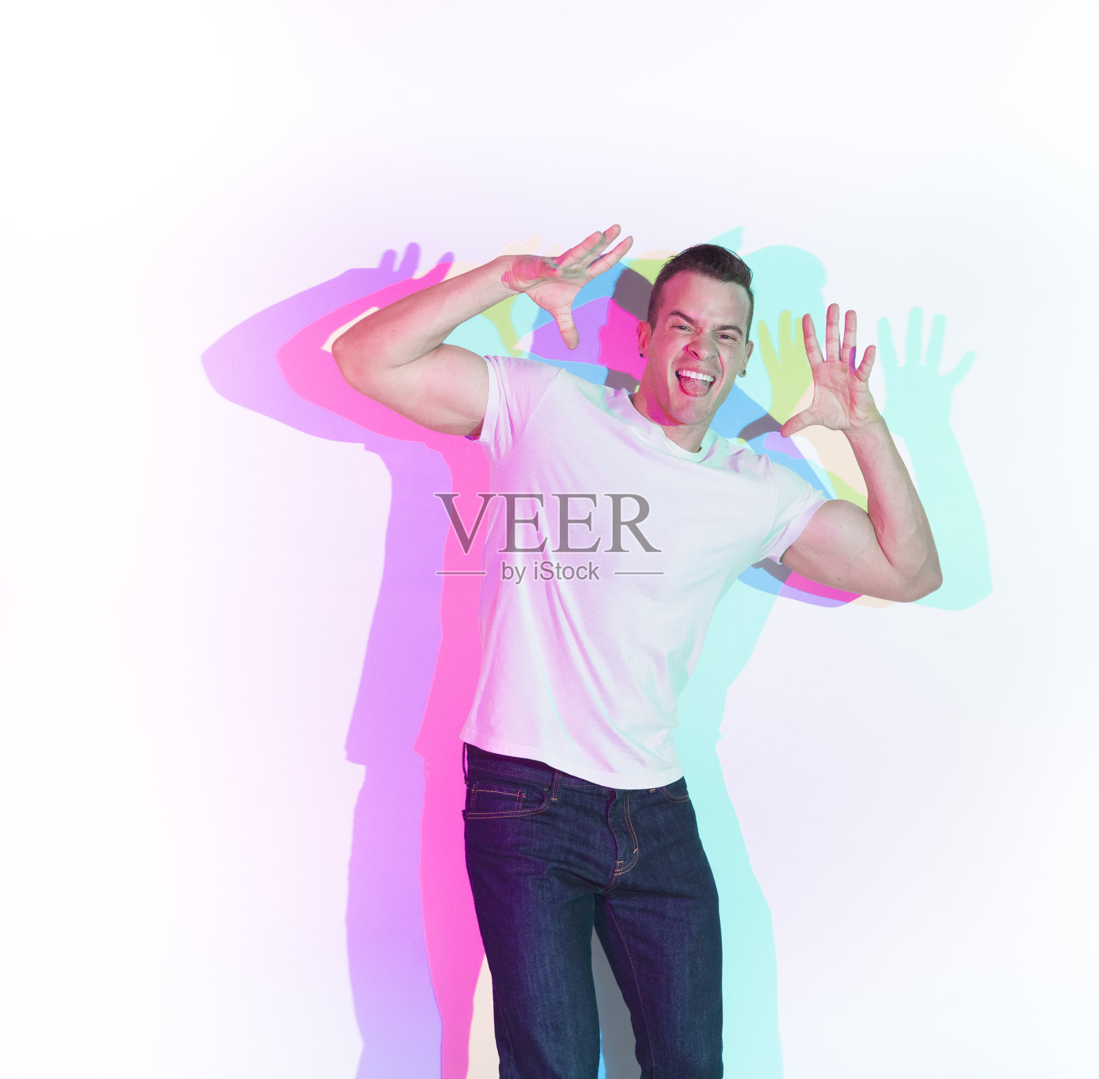 帅气的男人穿着白衬衫，傻乎乎的照片摄影图片