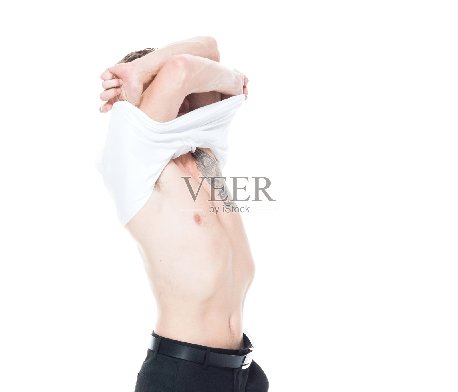 男人在说他的衬衫照片摄影图片