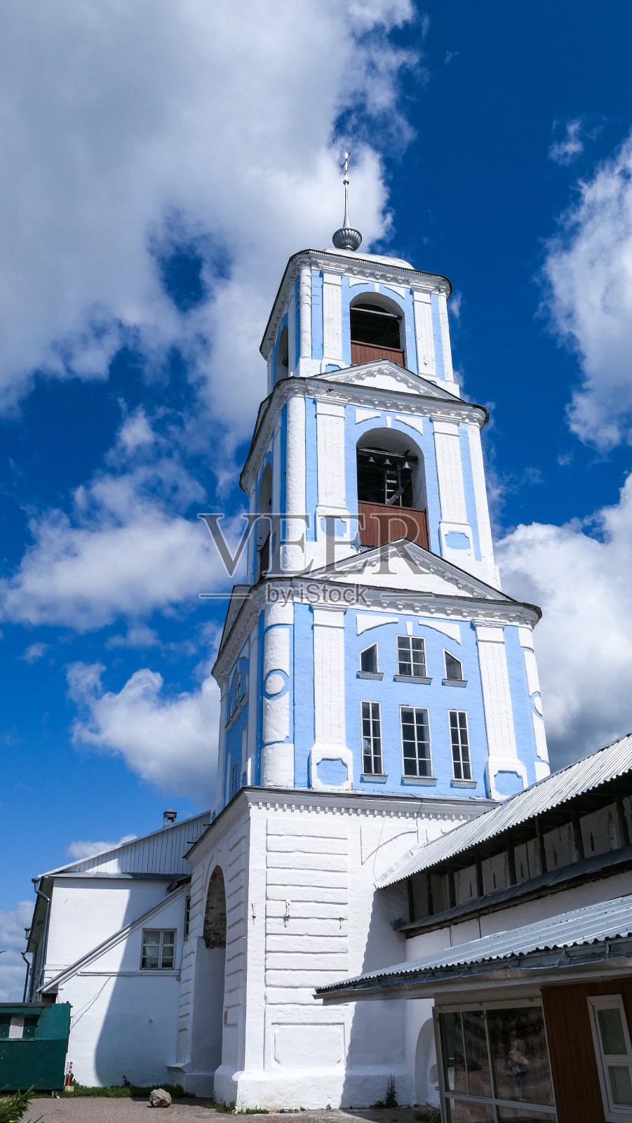 著名的Pereslavl - Zalesskiy正统修道院，蓝天下的夏天照片摄影图片