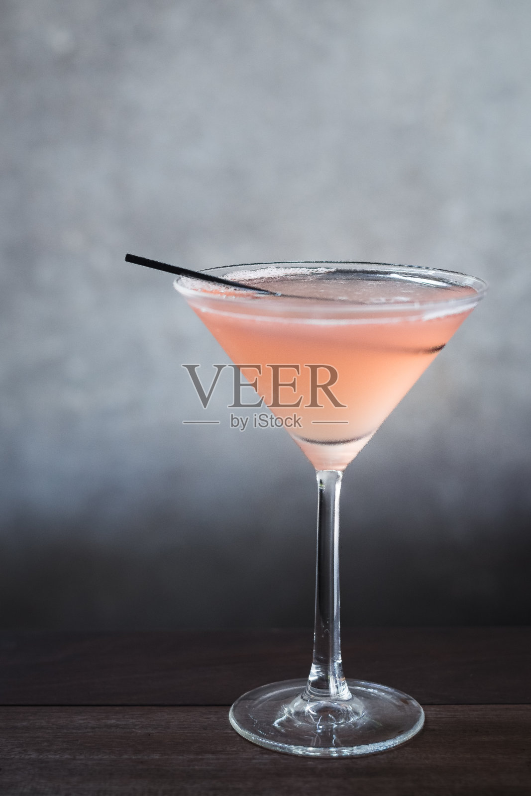 办公室。绿茶鸡尾酒，混合三秒，伏特加，绿茶，蔓越莓汁，酸橙汁，盛于马提尼杯照片摄影图片