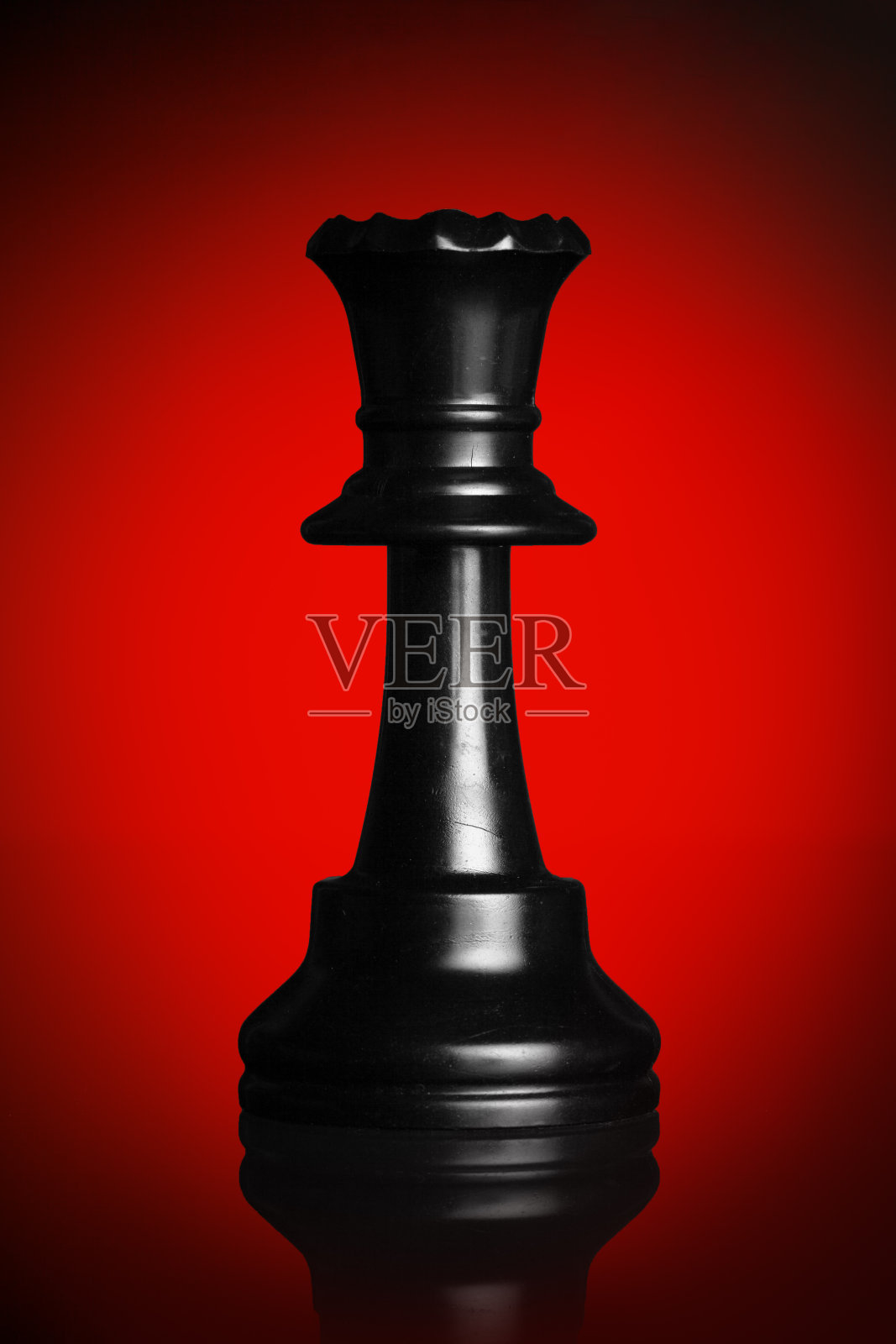 棋子在黑暗的背景与红色背光近距离照片摄影图片