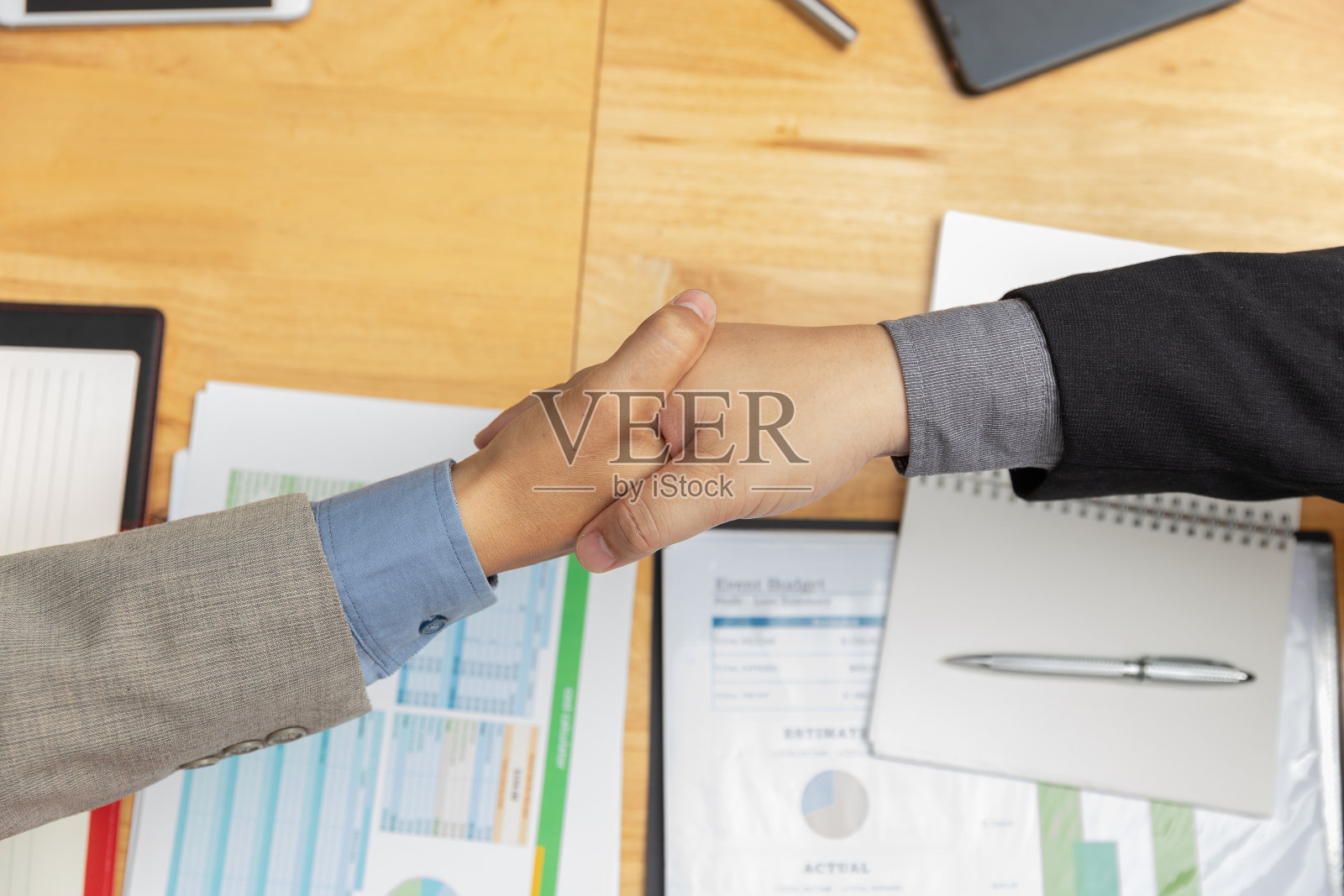 商务和财务办公理念，商务人士在办公室讨论投资商业计划后握手照片摄影图片