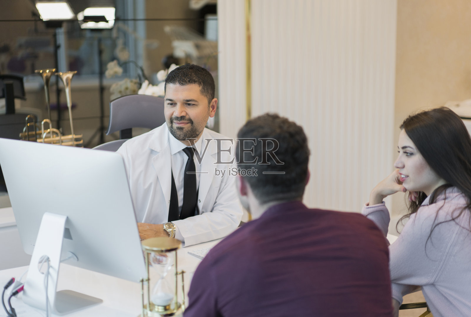 男牙医会见她的病人照片摄影图片