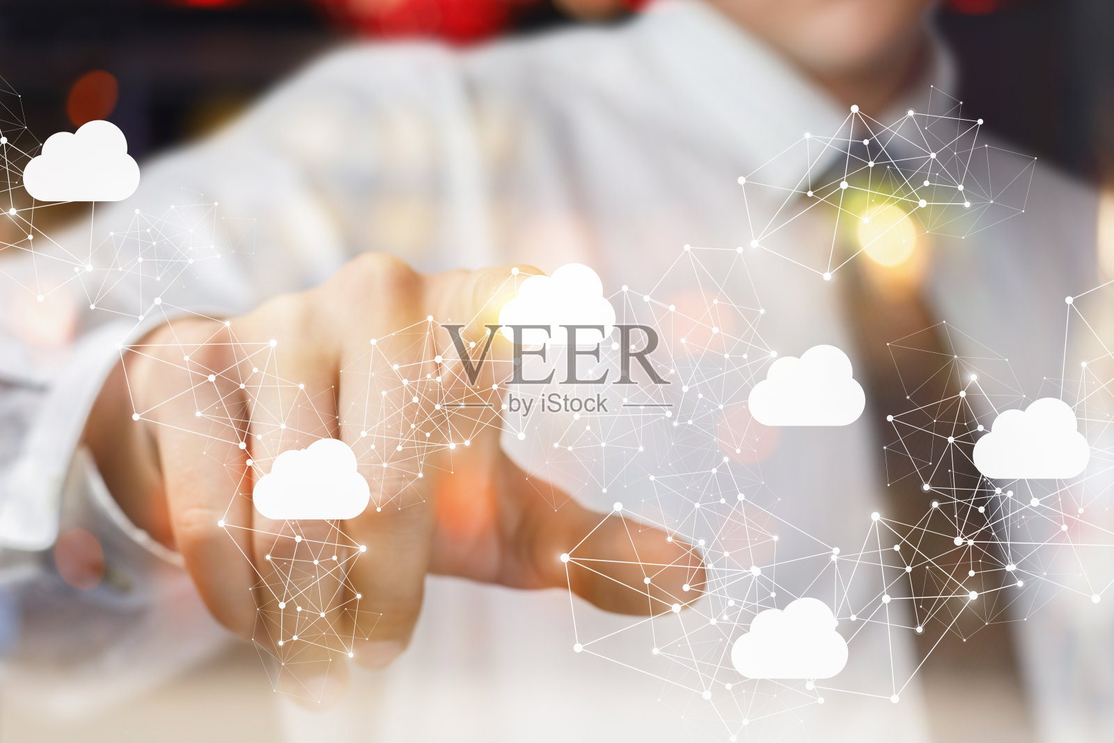 商人在网络上点击云。照片摄影图片