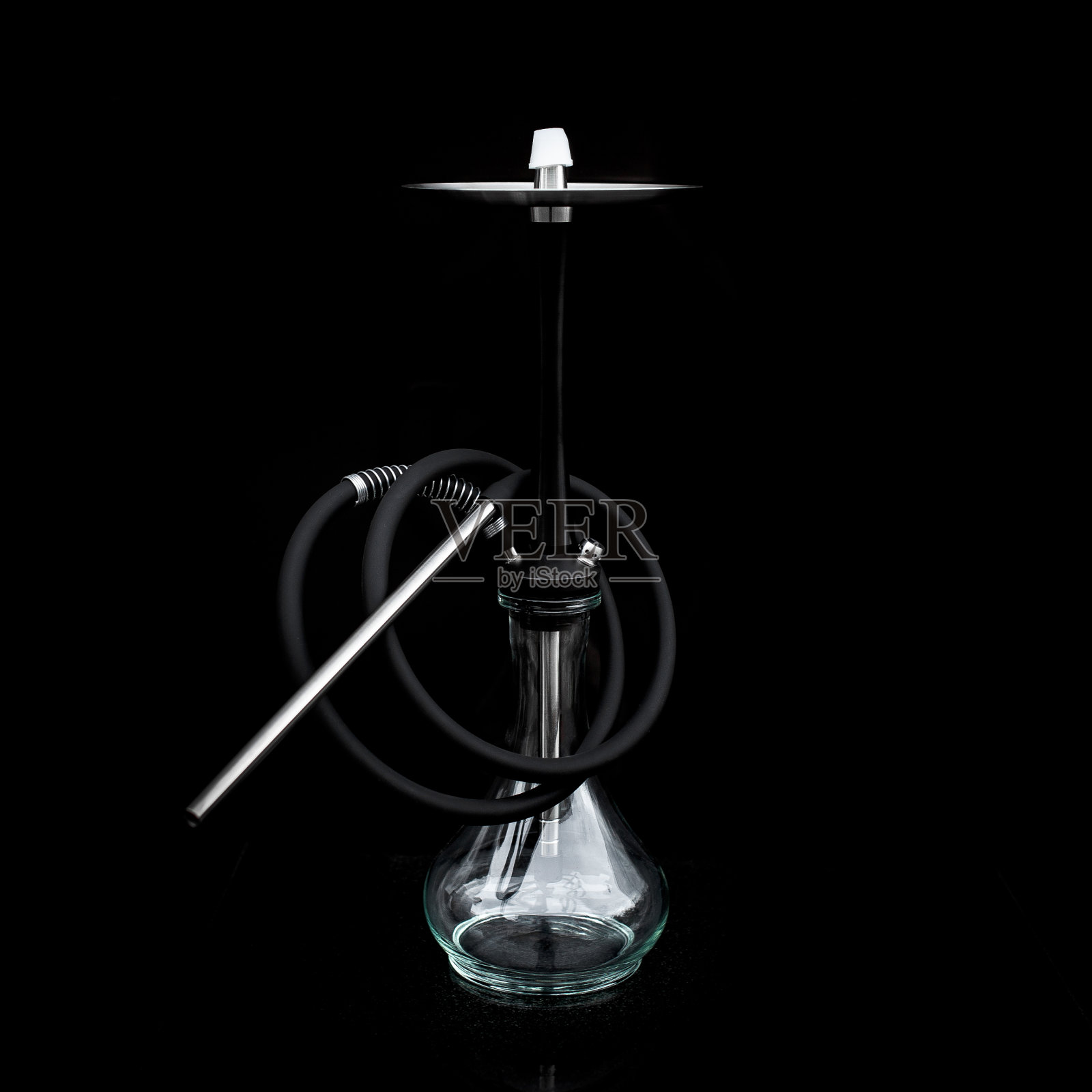 部分水烟，现代设计，在一个黑色的背景。照片摄影图片