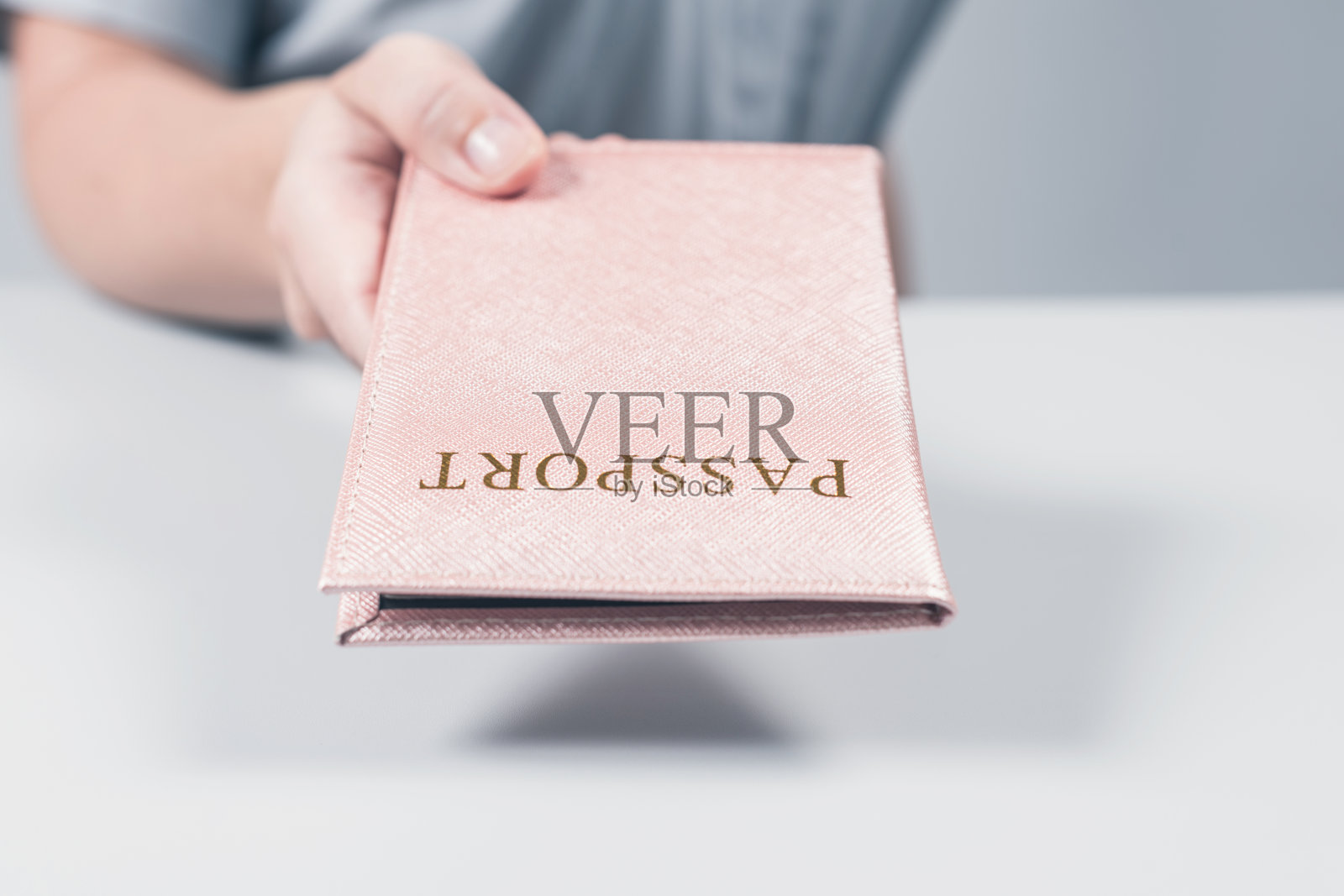 机场的出入境和护照检查。持有乌克兰护照的女性边境管制官。概念照片摄影图片