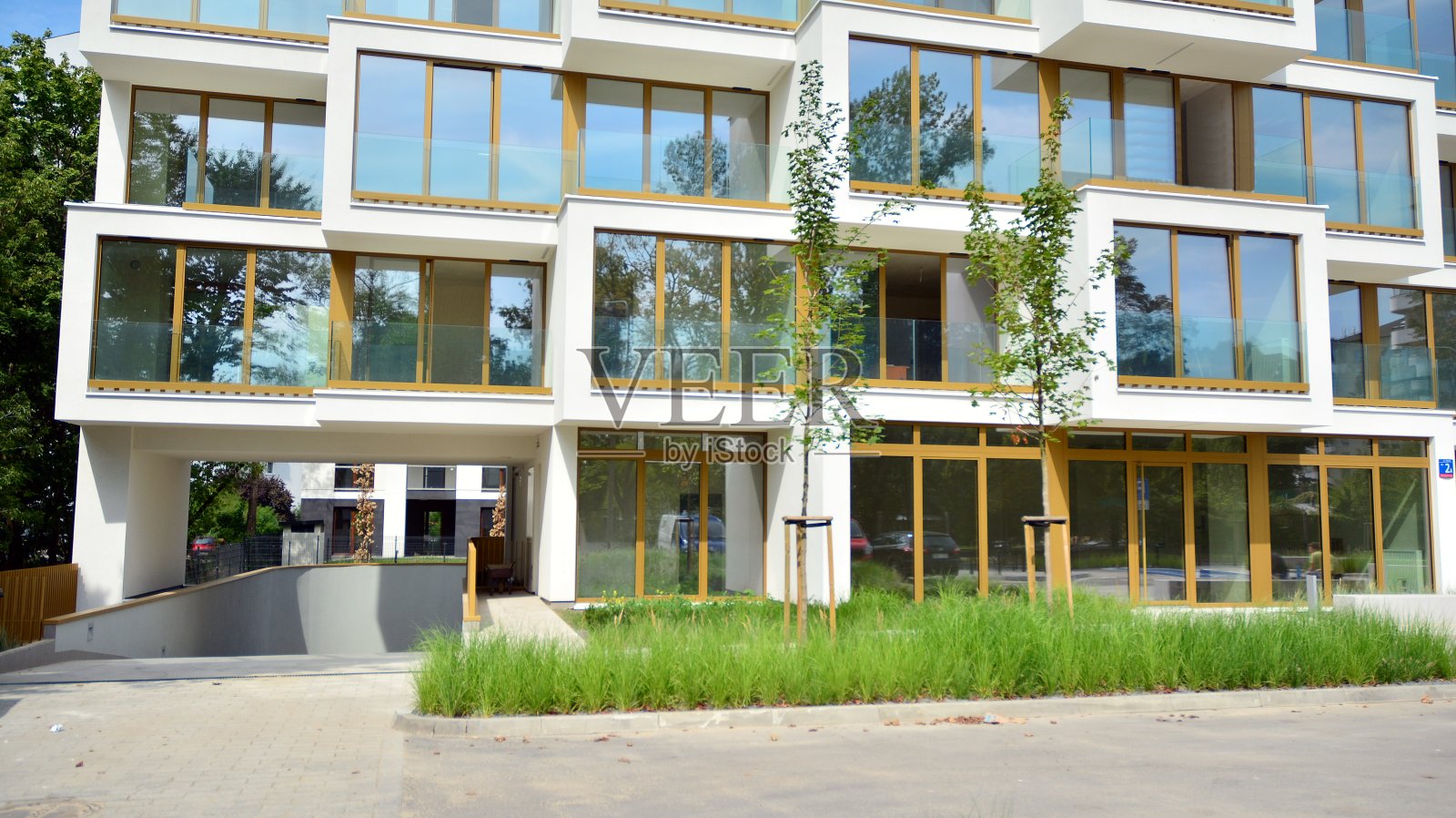 多层新的现代化公寓大楼。照片摄影图片