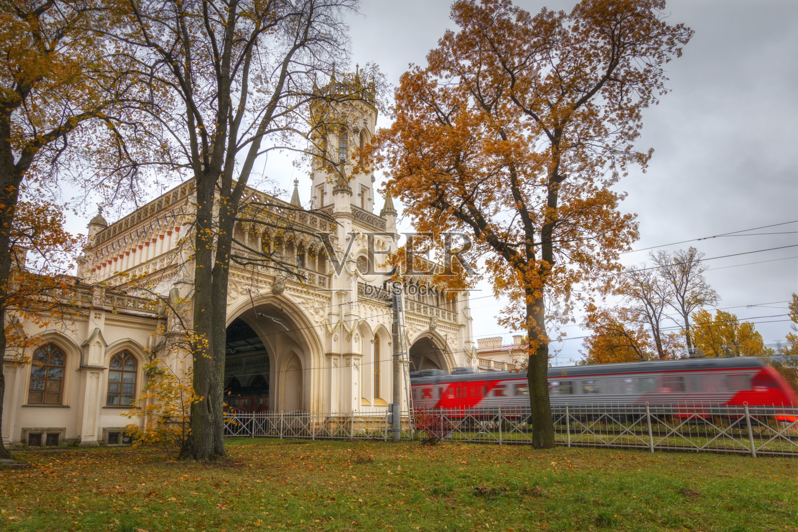 金秋在彼得霍夫，列宁格勒地区。车站大楼，新彼得霍夫车站。照片摄影图片