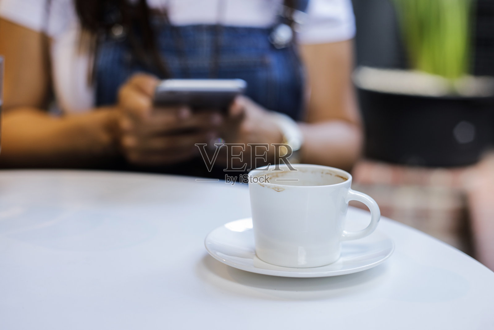 一个正在咖啡厅里喝咖啡吃糖果的女人照片摄影图片