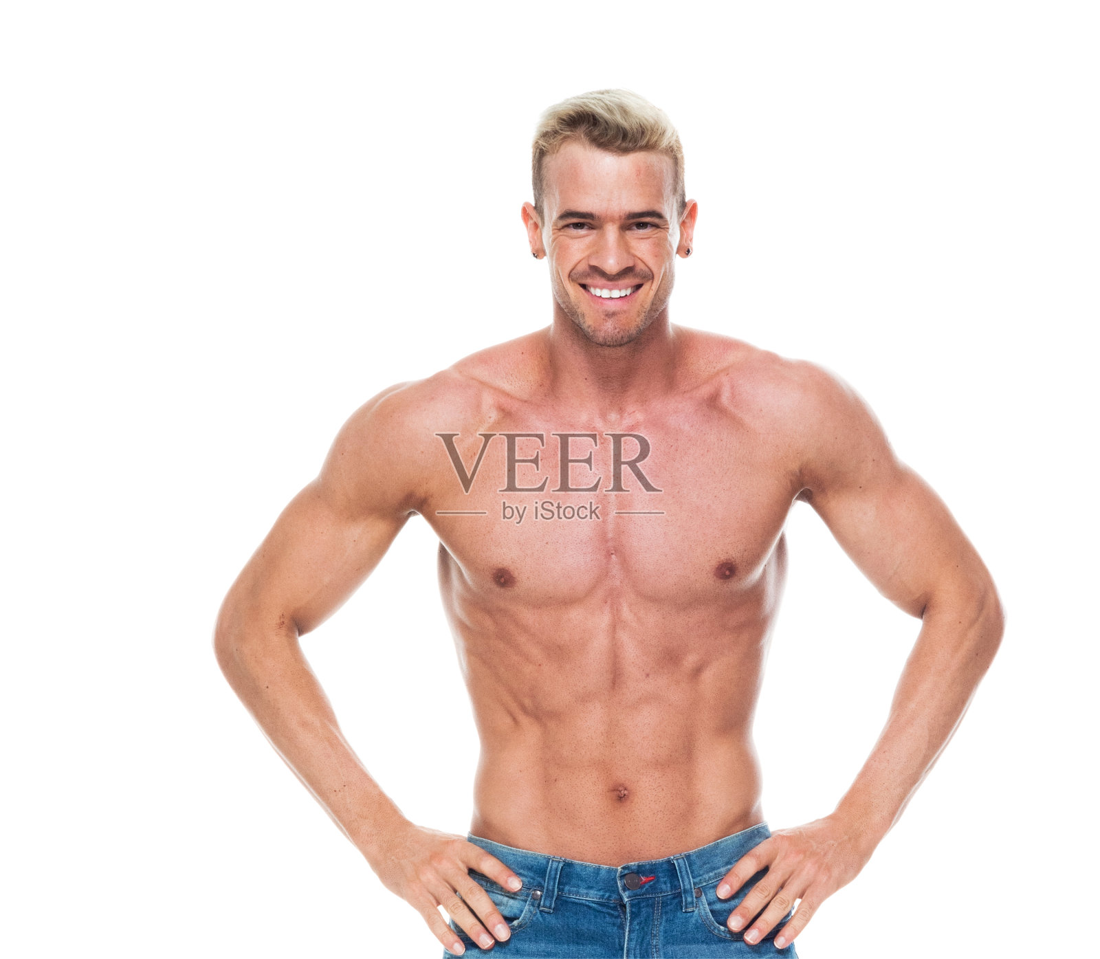 合身的赤膊肌肉男子穿着牛仔短裤照片摄影图片